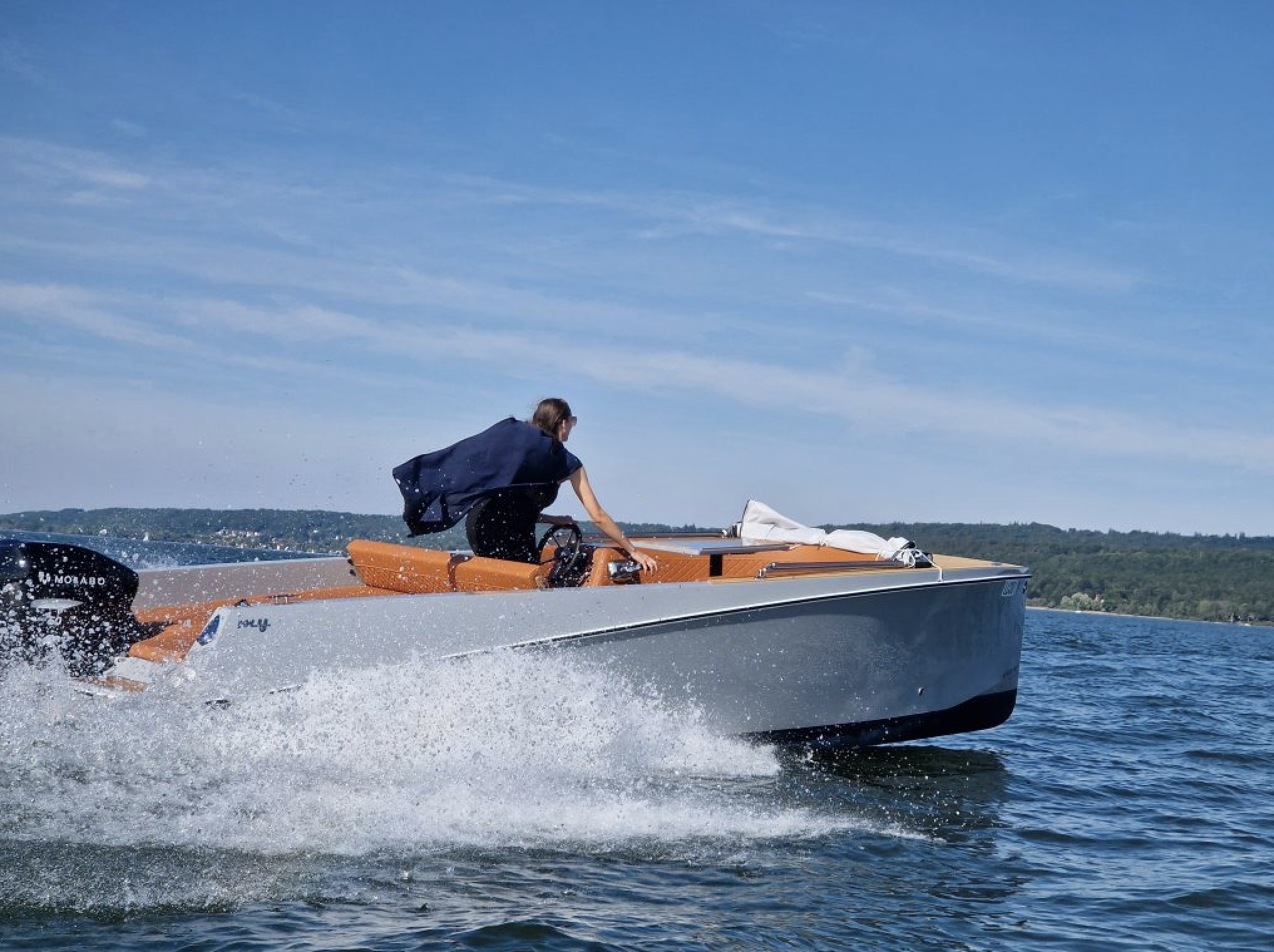 Modernes Motorboot mit Elektroantrieb in Fahrt auf einem bayerischen See