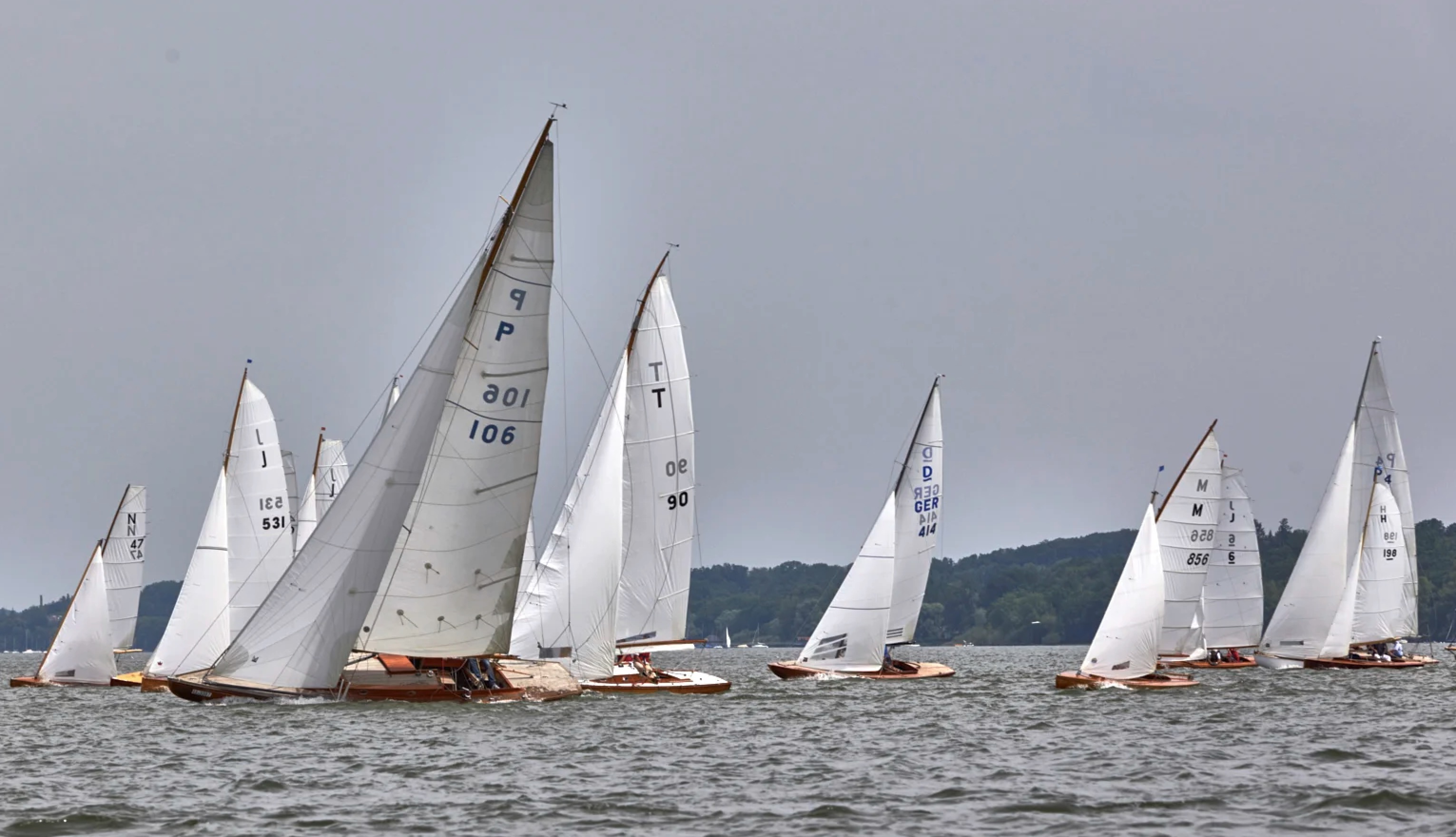 Bei den Ammersee Classics gehen klassische Holzjollen und historische Yachten an den Start