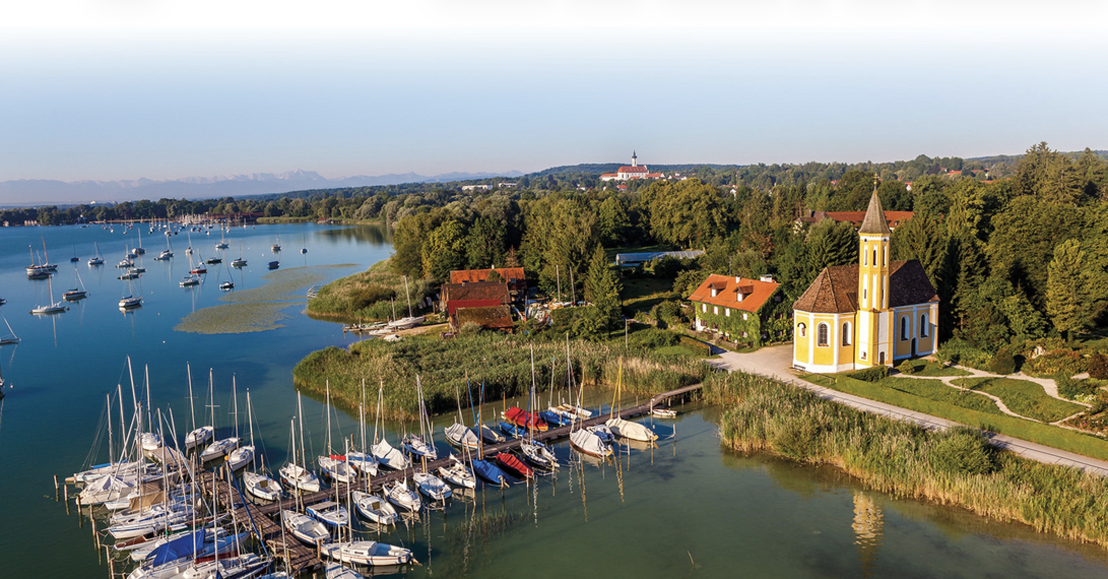 Die&szlig;en am Ammersee mit Segelboothafen, Marienm&uuml;nster und Alpenpanorama