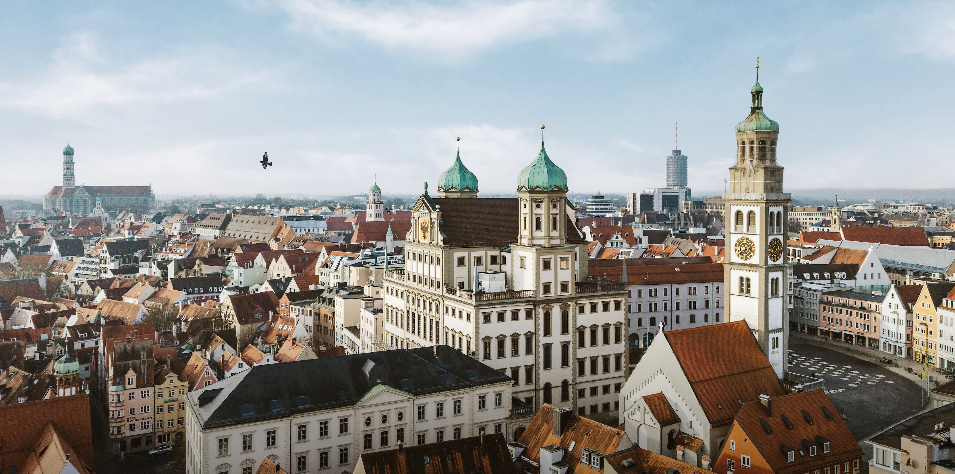 Luftbild der Augsburger Altstadt mit Rathaus, Perlachturm und der Basilika St. Ulrich und Afra