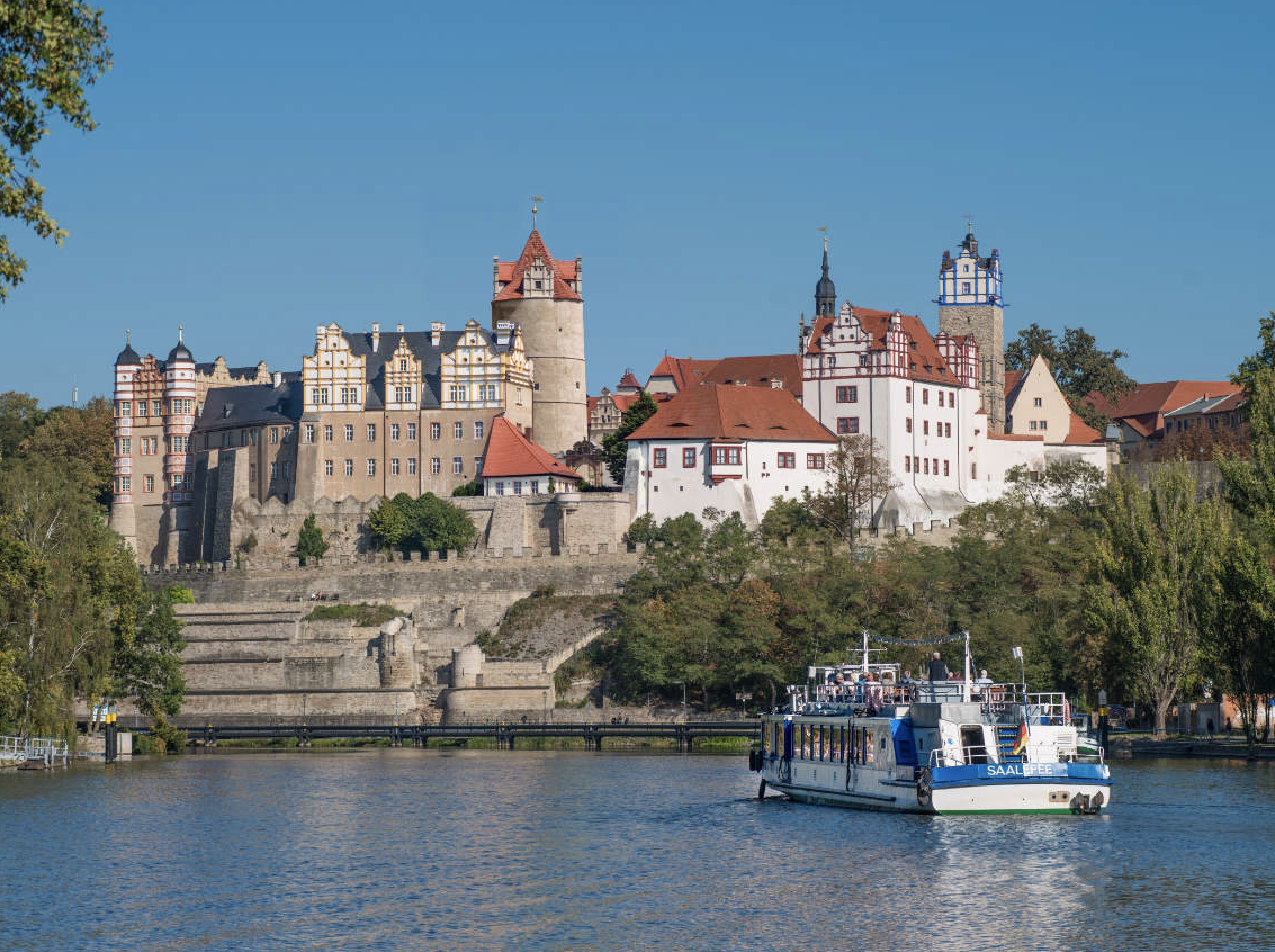 Schloss Bernburg hoch &uuml;ber der Saale mit dem Fahrgastschiff Saalefee