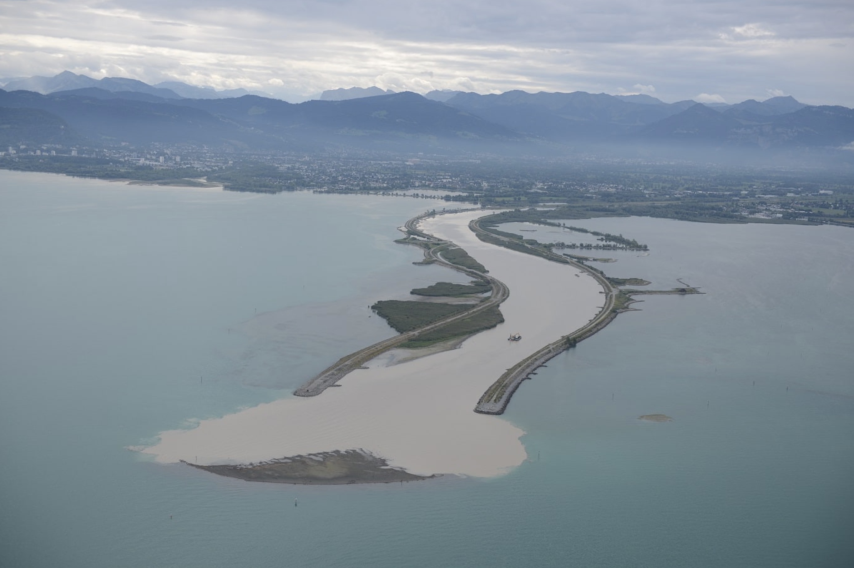 M&uuml;ndung des Rheins in den Bodensee mit Alpenpanorama