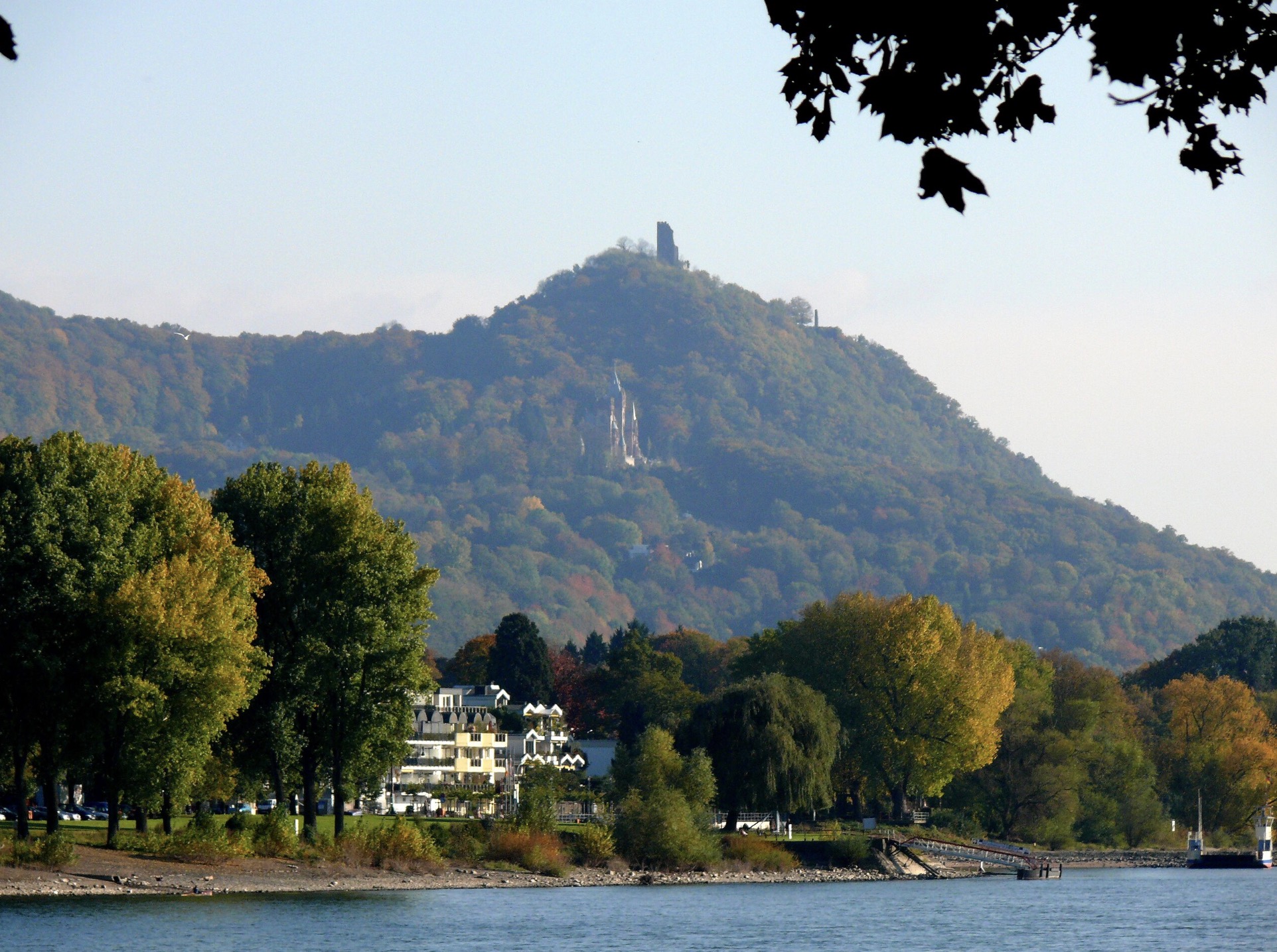 Das Siebengebirge mit dem Drachenfels bei K&ouml;nigswinter am Rhein