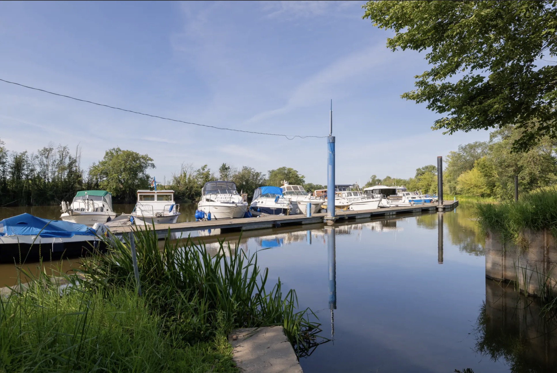 Kleiner Bootshafen der Brachwitz Marina an der Saale