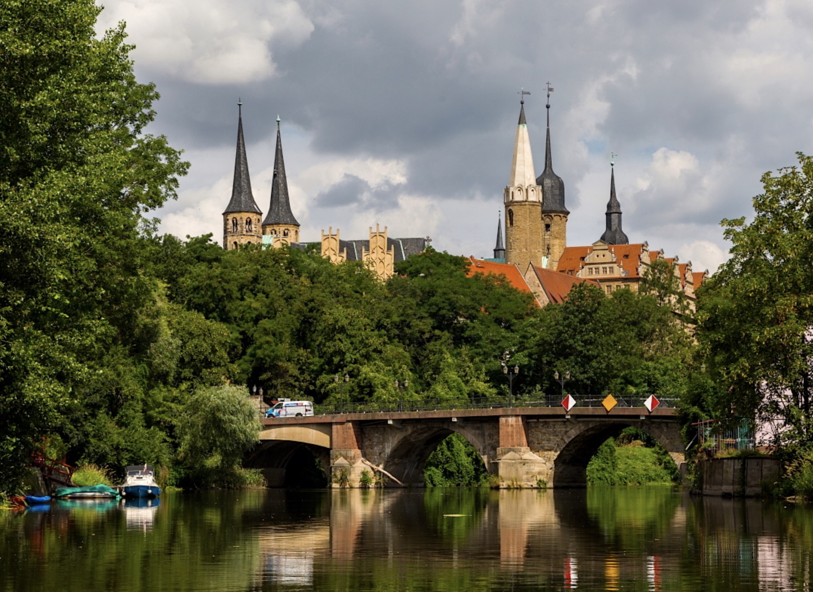 Steinbogenbr&uuml;cke &uuml;ber die Saale in Merseburg mit Schifffahrtszeichen