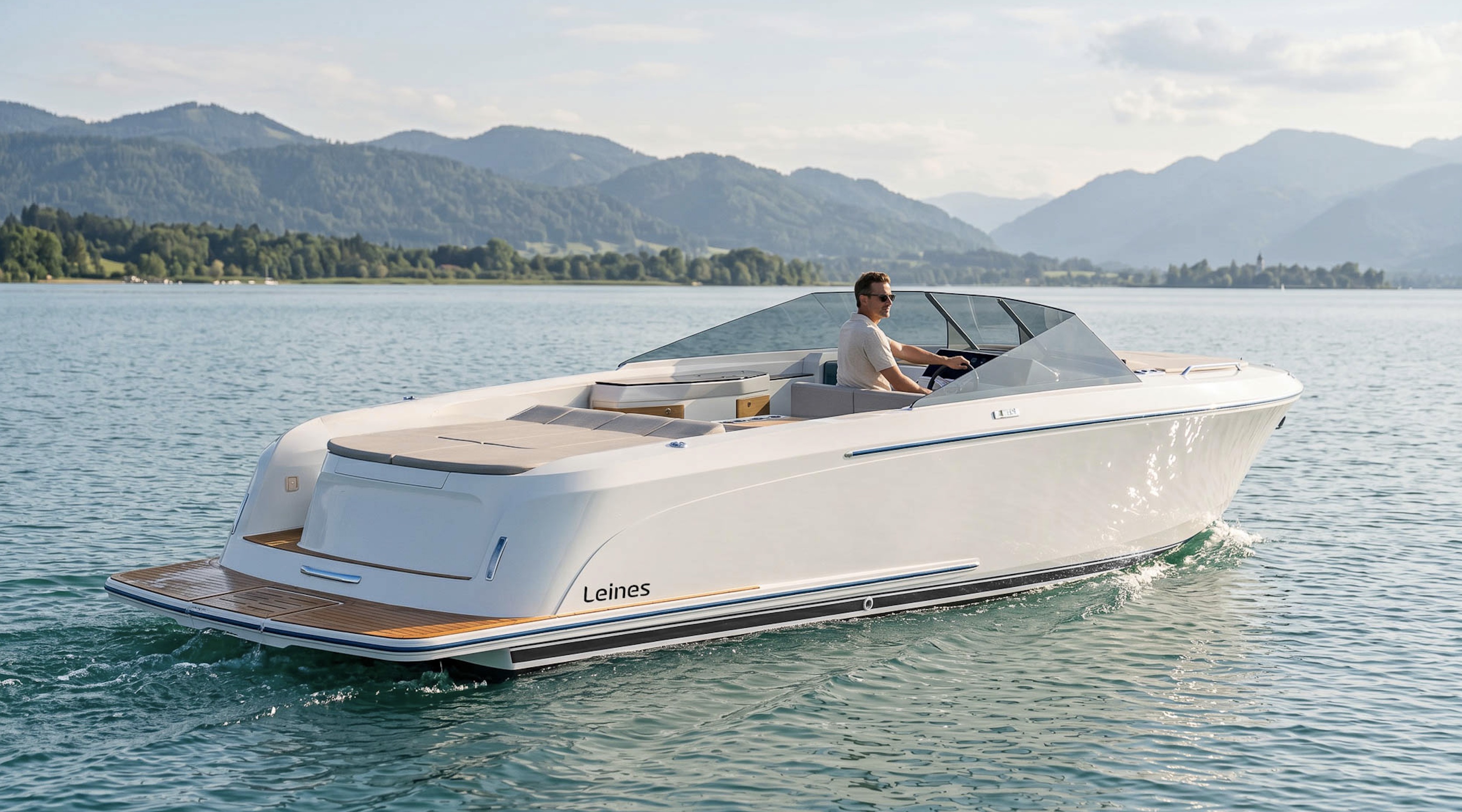 Elektro-Motorboot in Fahrt auf dem Chiemsee vor Alpenpanorama