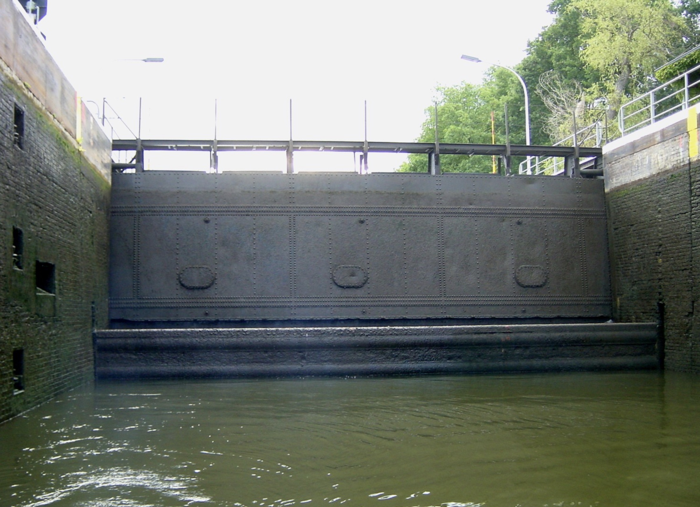 Geschlossenes Schleusentor mit Drempel