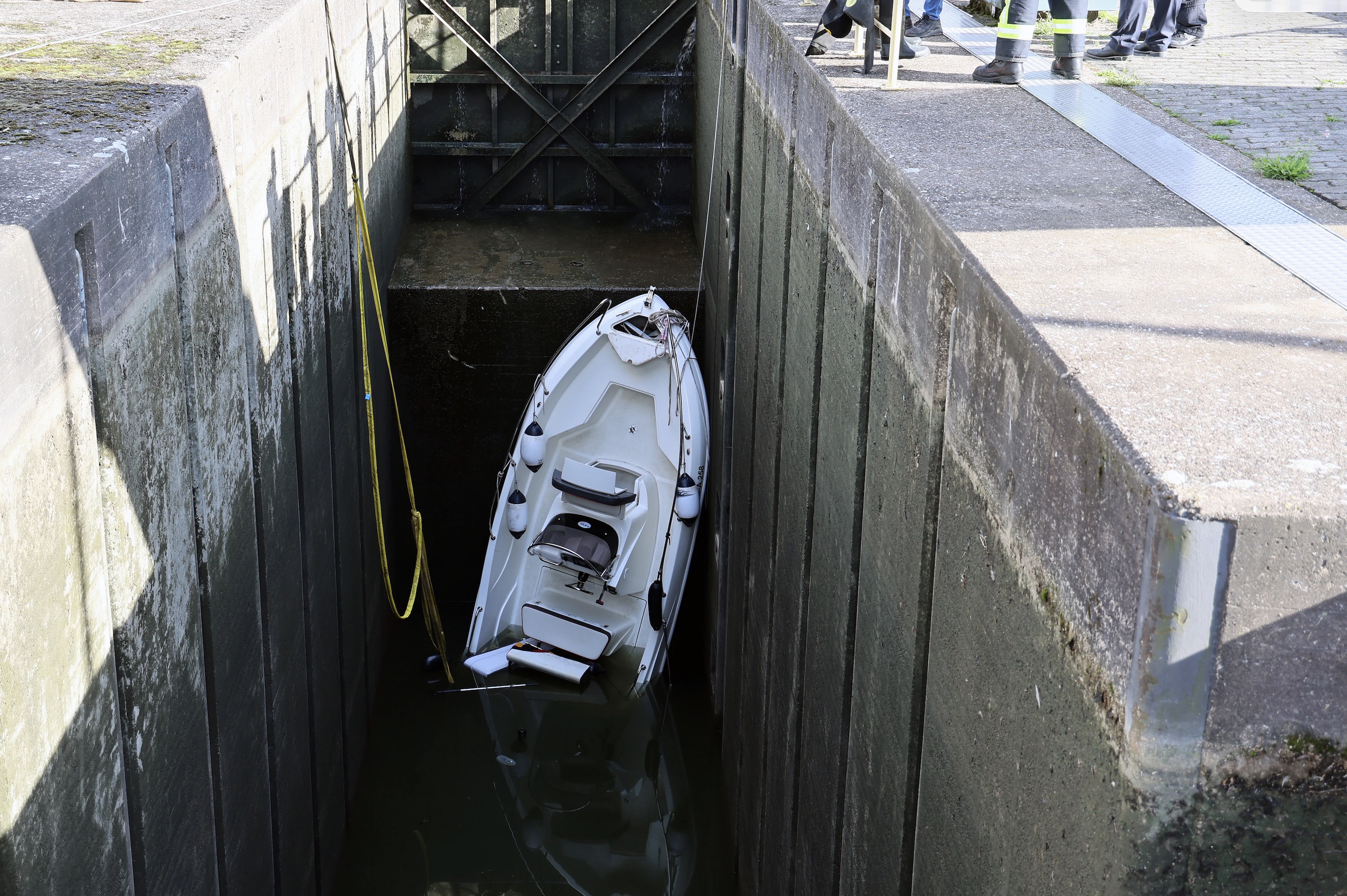 Auf dem Drempel aufgesessenes Sportboot in der Schleusenkammer