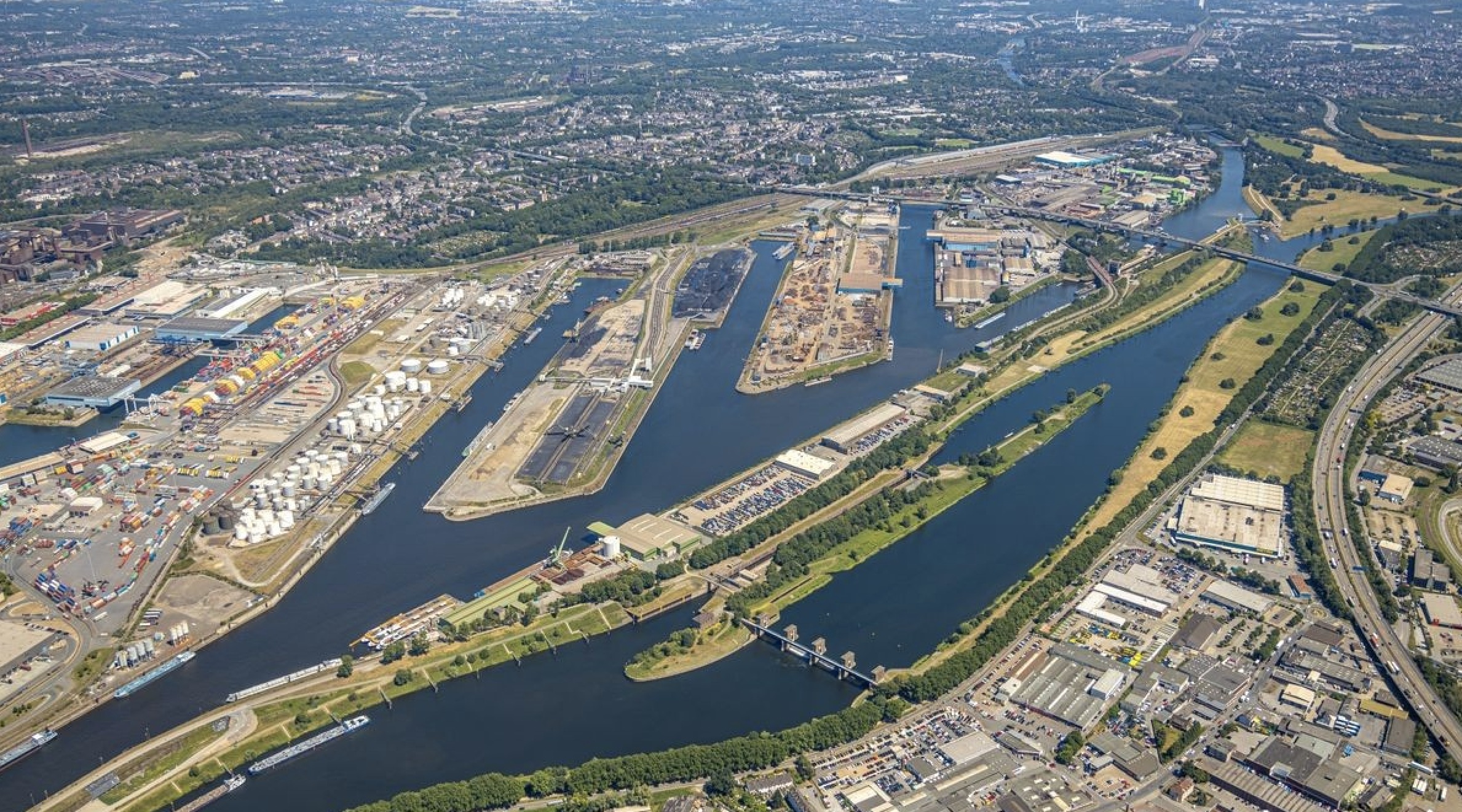 Luftbild des Duisburger Hafens mit seinen Wasserstra&szlig;en