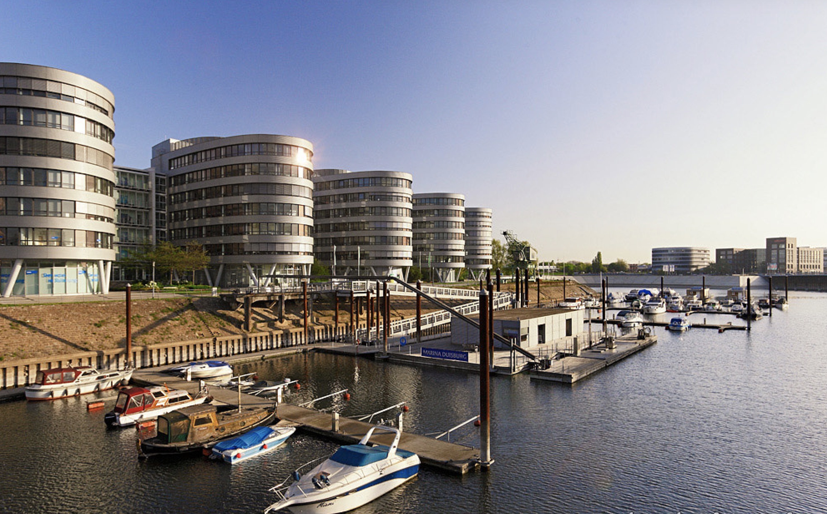 Marina im Duisburger Innenhafen mit Sportbooten