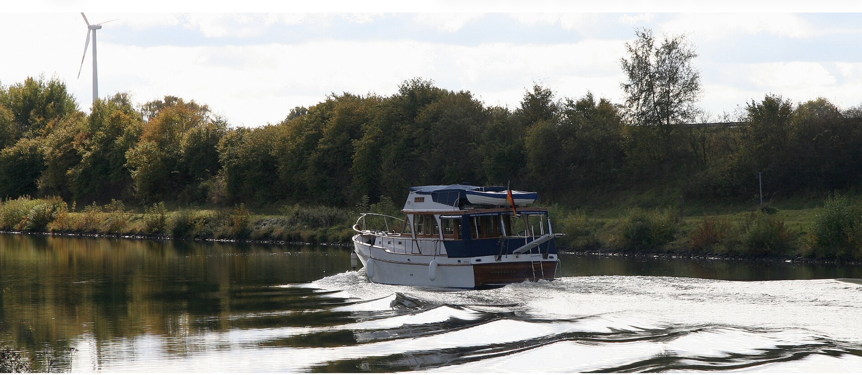 Motoryacht auf dem Elbe-Seitenkanal