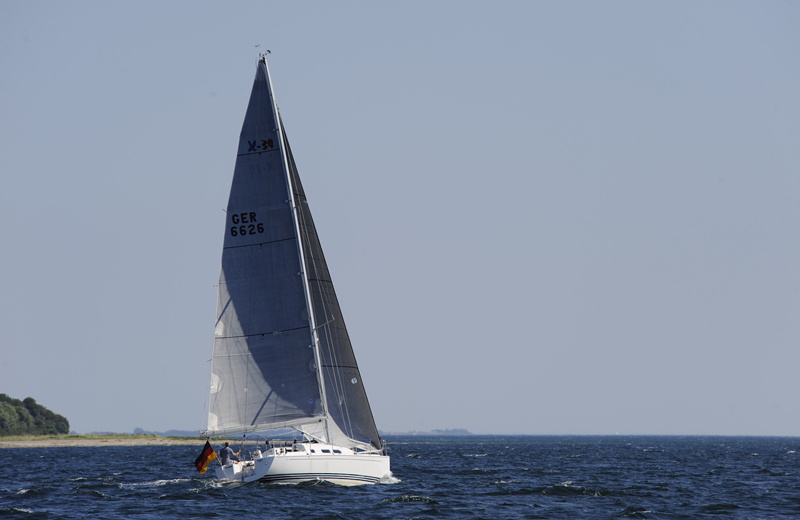 Rolf Dreyer am Steuer seiner Segelyacht X-34