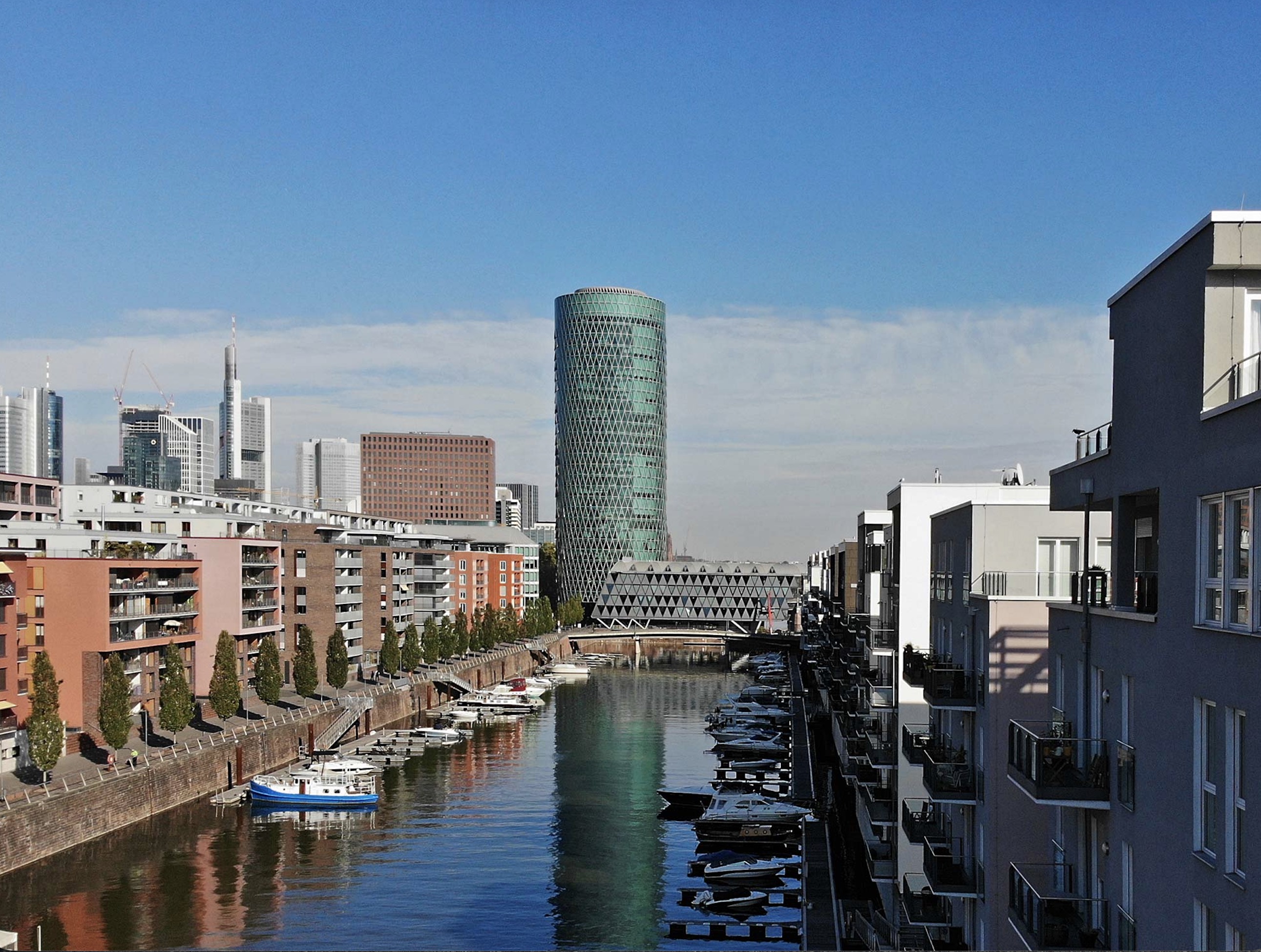 Marina Westhafen in Frankfurt mit dem Westhafen Tower