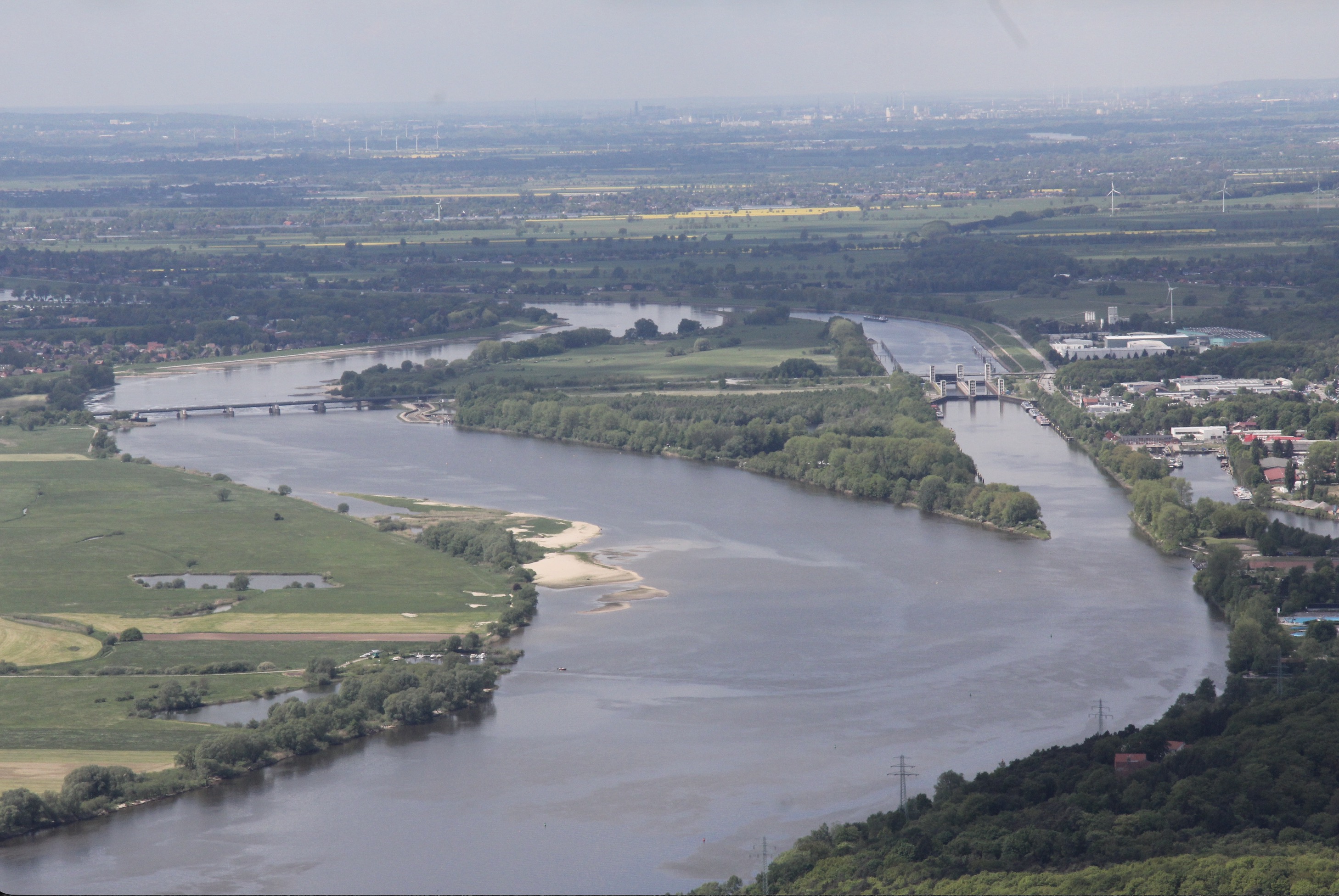 Luftbild der Staustufe Geesthacht mit Schleusenkanal, Doppelschleuse und Wehr an der Elbe