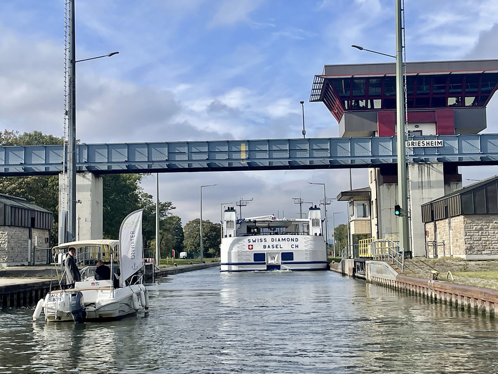 Griesheimer Schleuse am Main mit ein- und ausfahrenden Booten