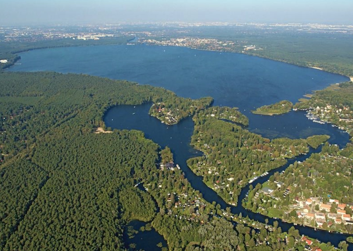Der M&uuml;ggelsee ist mit &uuml;ber 7,4&nbsp;km&sup2; Wasserfl&auml;che der gr&ouml;&szlig;te Berliner See.