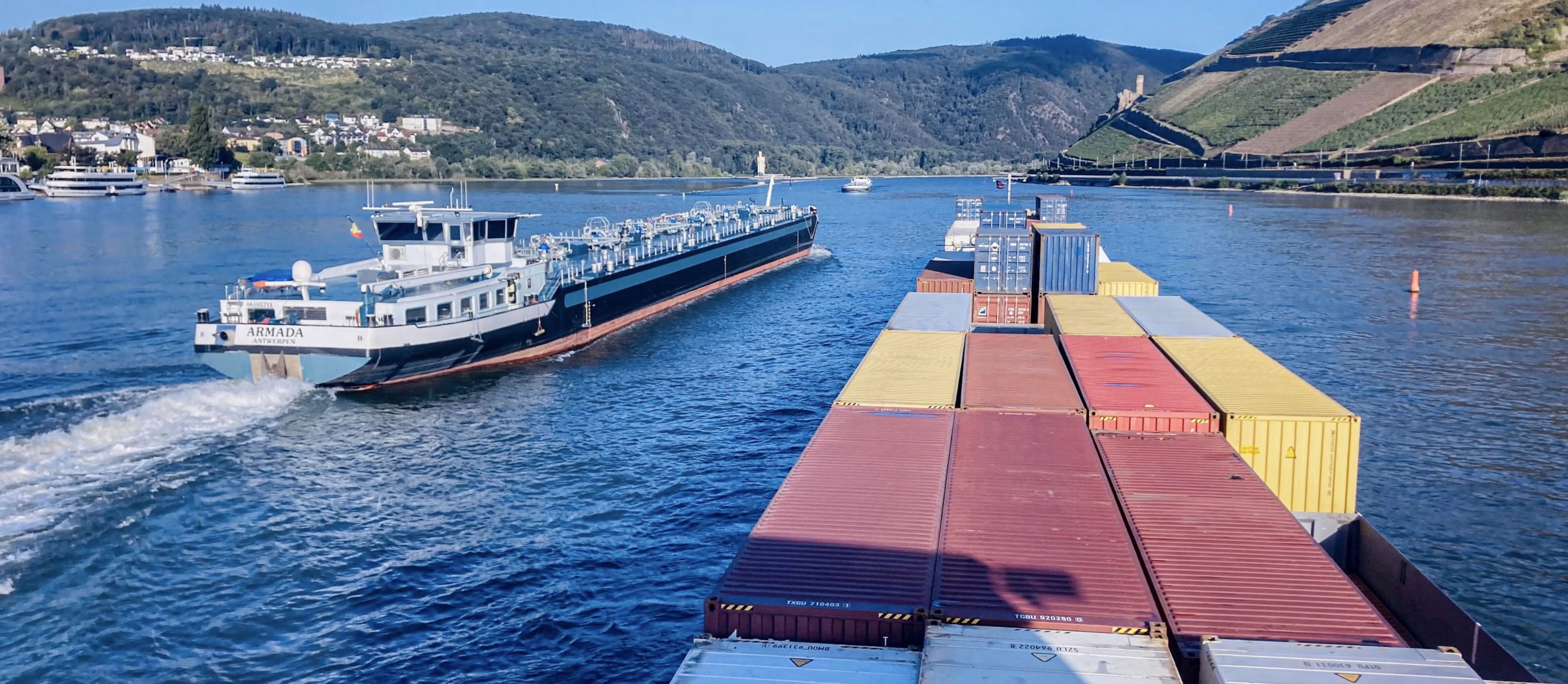 Zwei sich begegnende Frachtschiffe auf dem Rhein bei Bingen