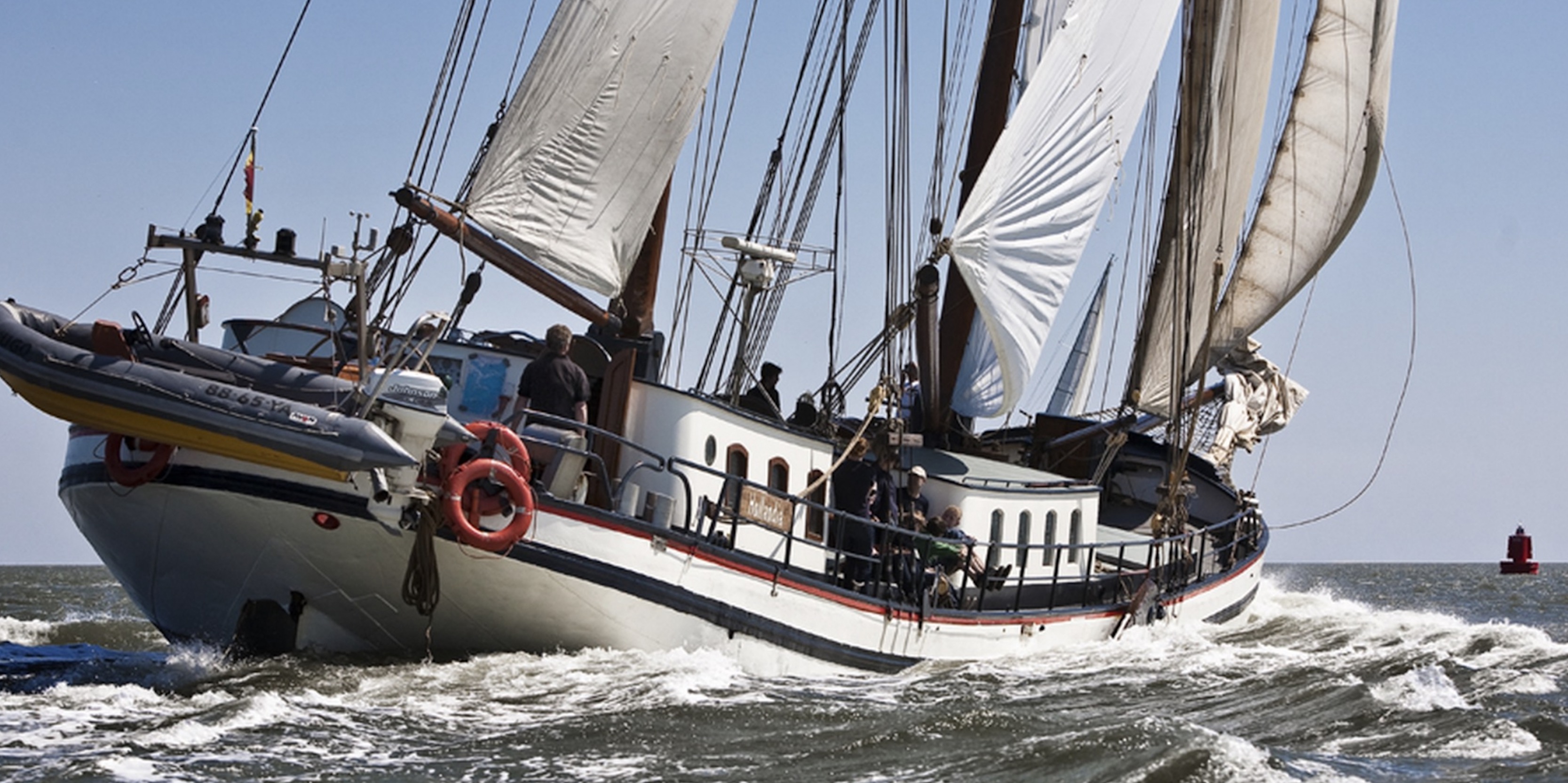 Historischer Plattbodensegler der Braunen Flotte auf dem IJsselmeer