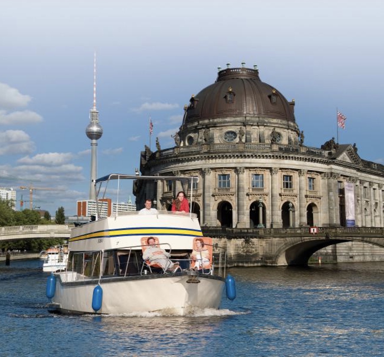 Die Innenstadt-Spree darf von Sportbooten nur befahren werden, wenn sie Funk an Bord haben. Dazu ist das Funkzeugnis UBI erforderlich.