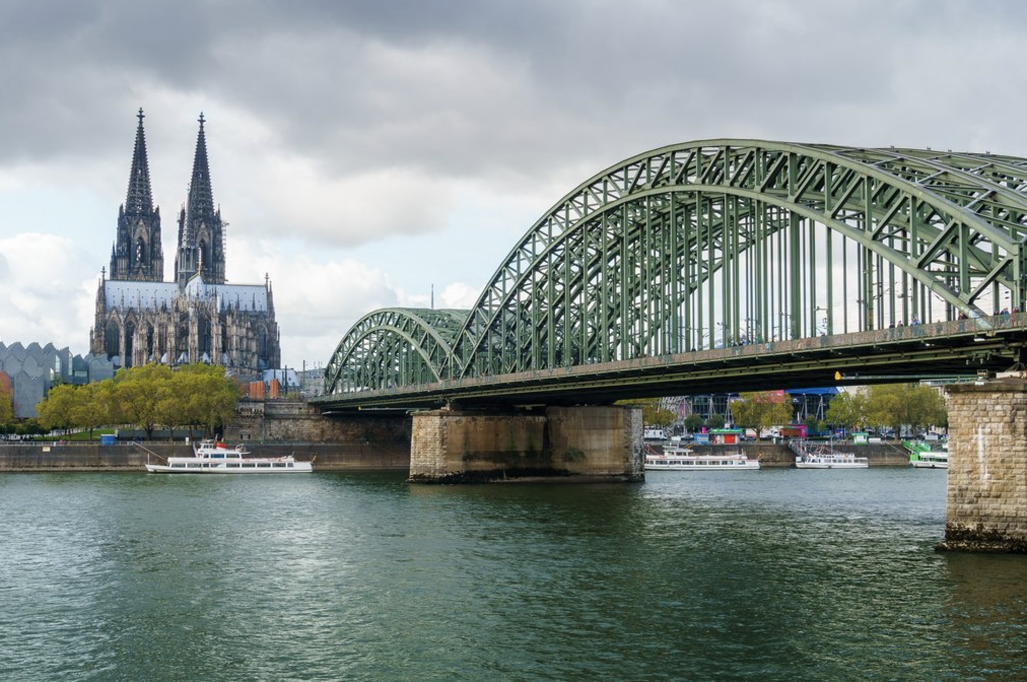K&ouml;ln mit Dom und Hohenzollernbr&uuml;cke am Rhein