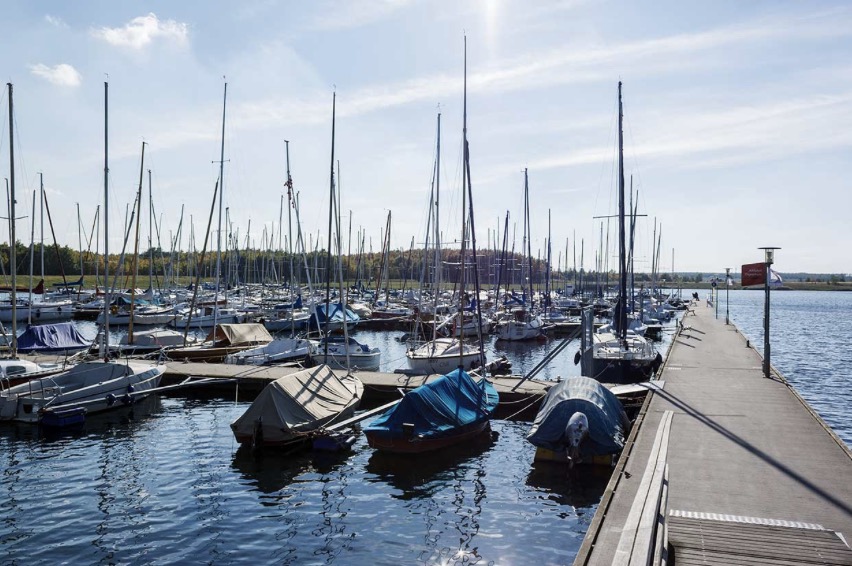 Motorboot im Leipziger Neuseenland mit Blick auf weite Wasserfl&auml;chen und ehemalige Tagebau-Ufer