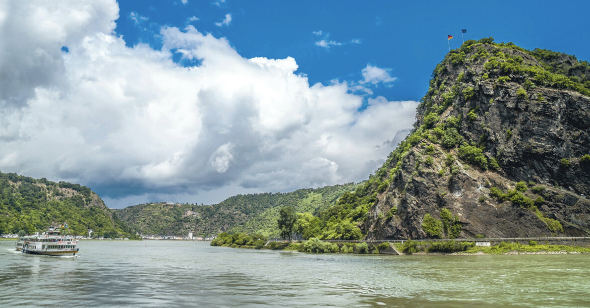 Die Loreley bei Sankt Goarshausen mit einem Schiff im Rheintal
