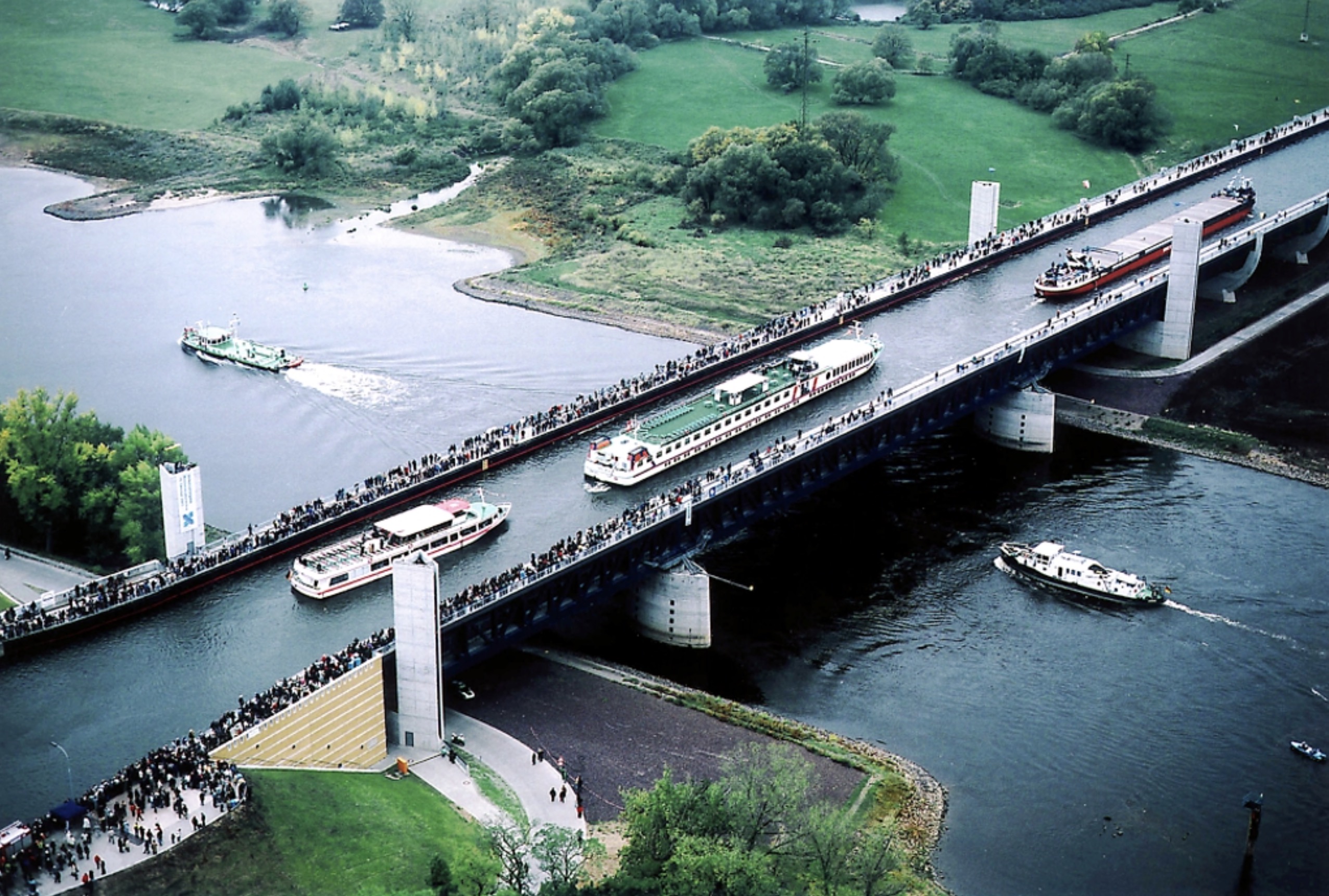 Luftbild des Wasserstra&szlig;enkreuzes Magdeburg mit Kanalbr&uuml;cke &uuml;ber die Elbe und Schiffskorso