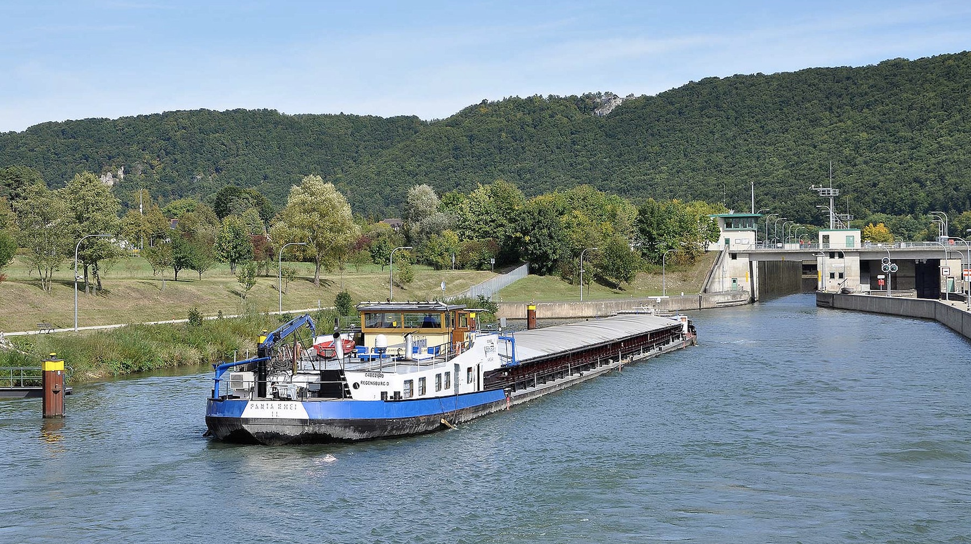 Frachtschiff in einer Schleuse des Main-Donau-Kanals