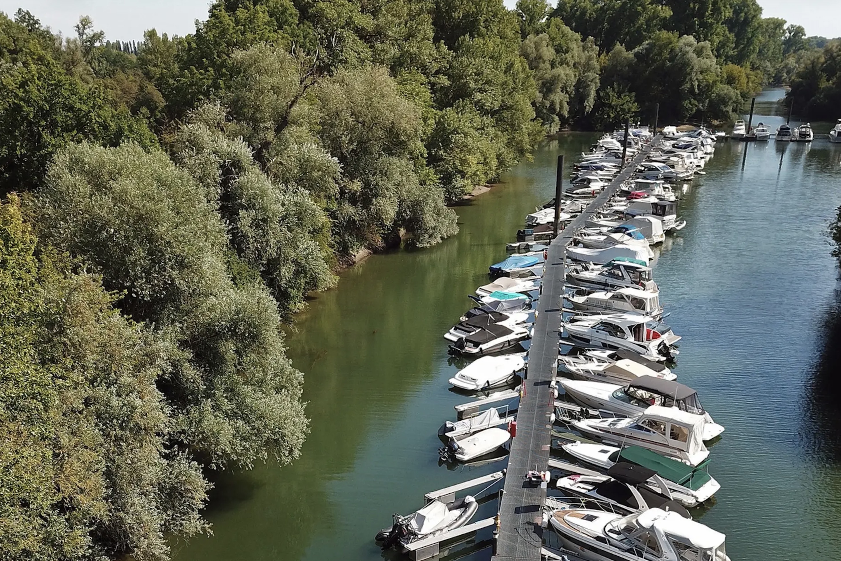Panorama eines Yachthafens mit Motorbooten in der Region Mannheim-Ludwigshafen