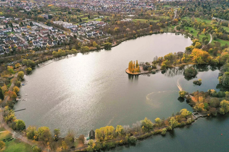 Luftbild vom Max-Eyth-See in Stuttgart, unten der abgetrennte Neckar