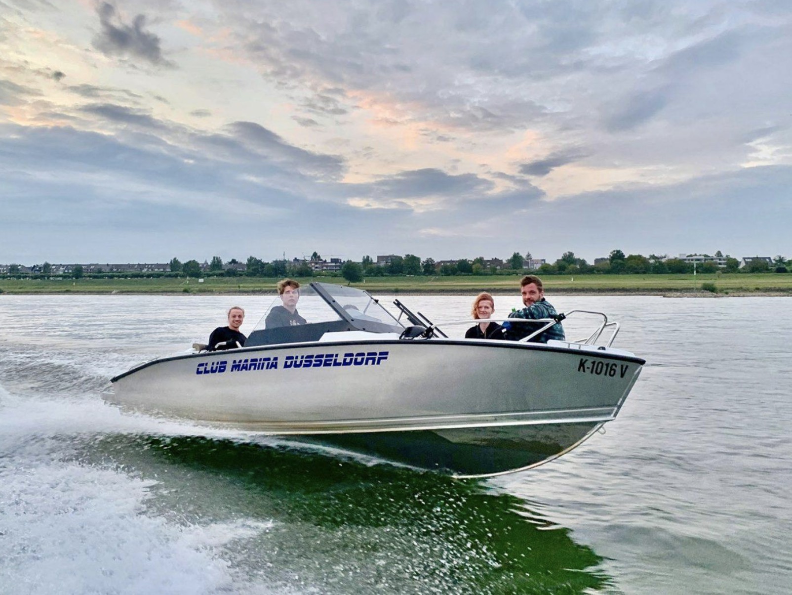Motorboot der Club Marina D&uuml;sseldorf in Fahrt auf dem Rhein