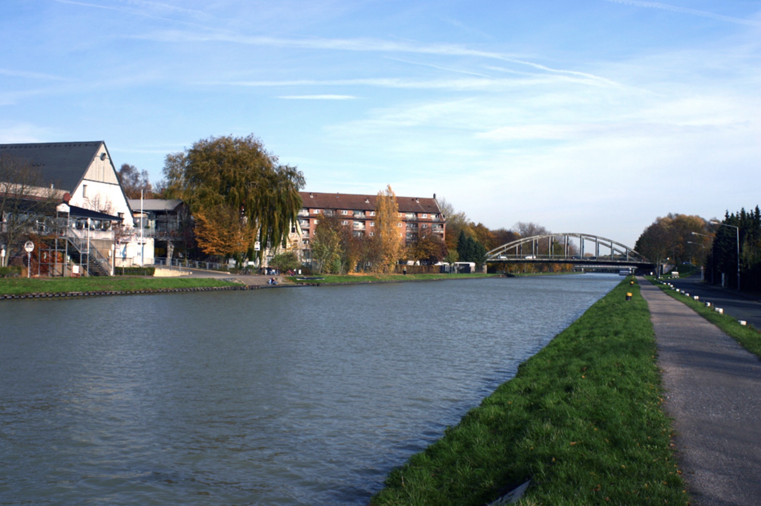 Der Dortmund-Ems-Kanal bei M&uuml;nster mit Bootshaus und Bogenbr&uuml;cke
