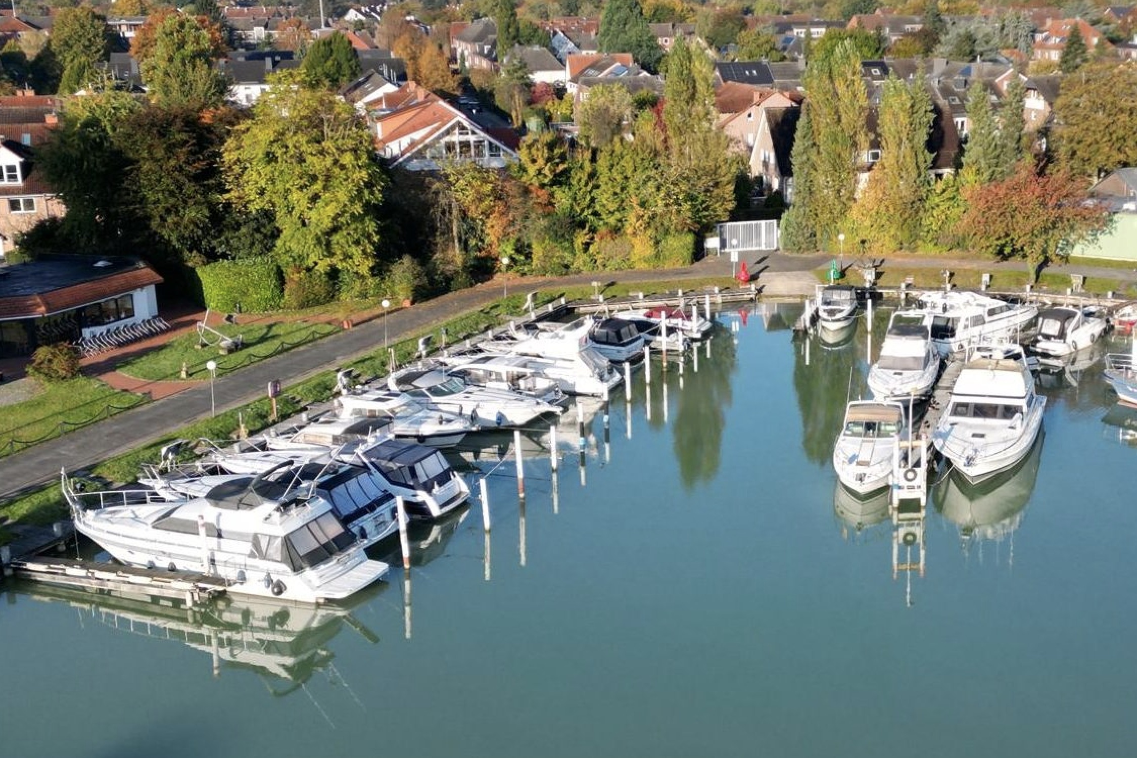 Sportboote im Monasteria Yacht Club