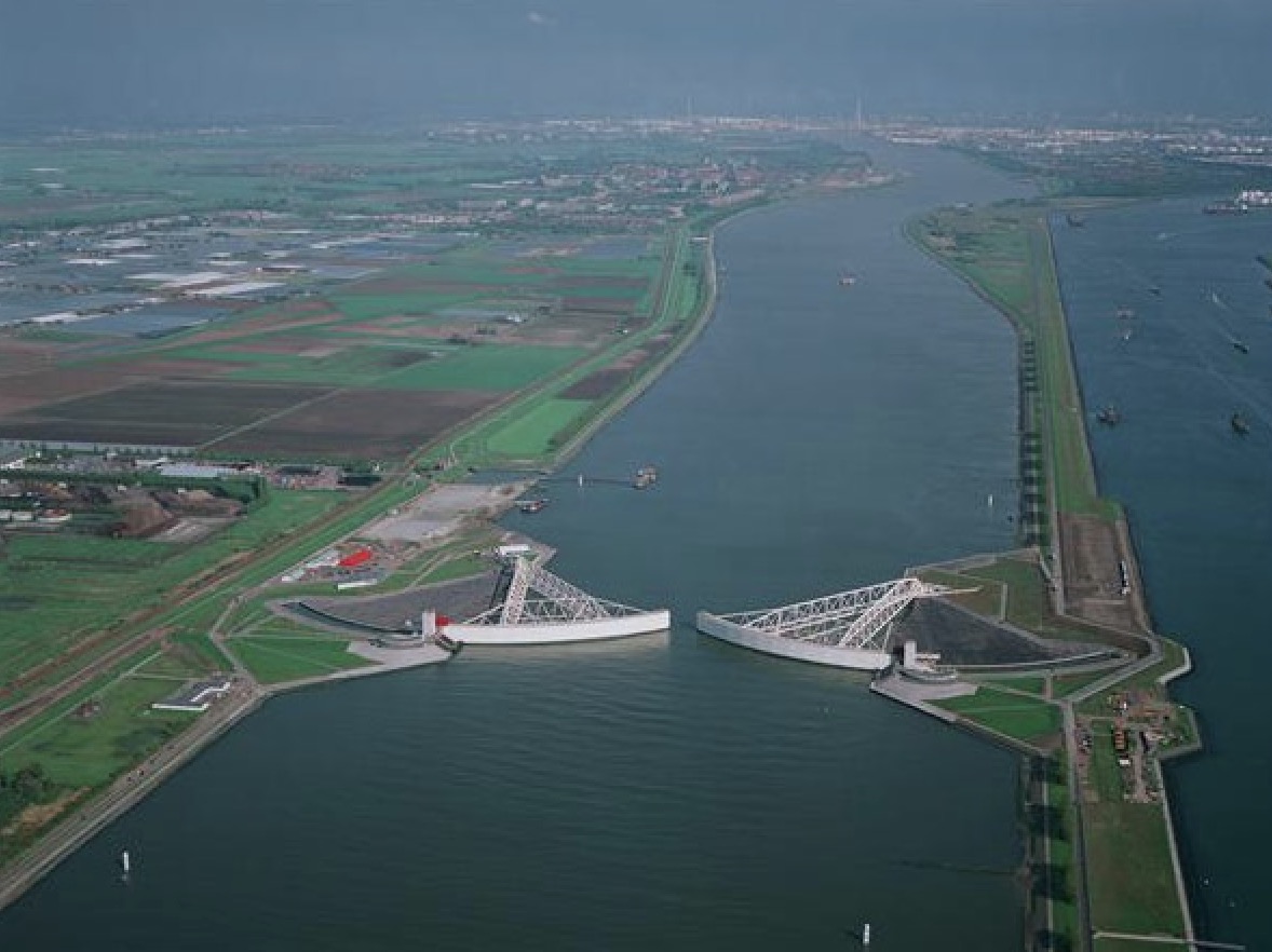 Das Maeslantkering-Sturmflutwehr im niederl&auml;ndischen Rheindelta