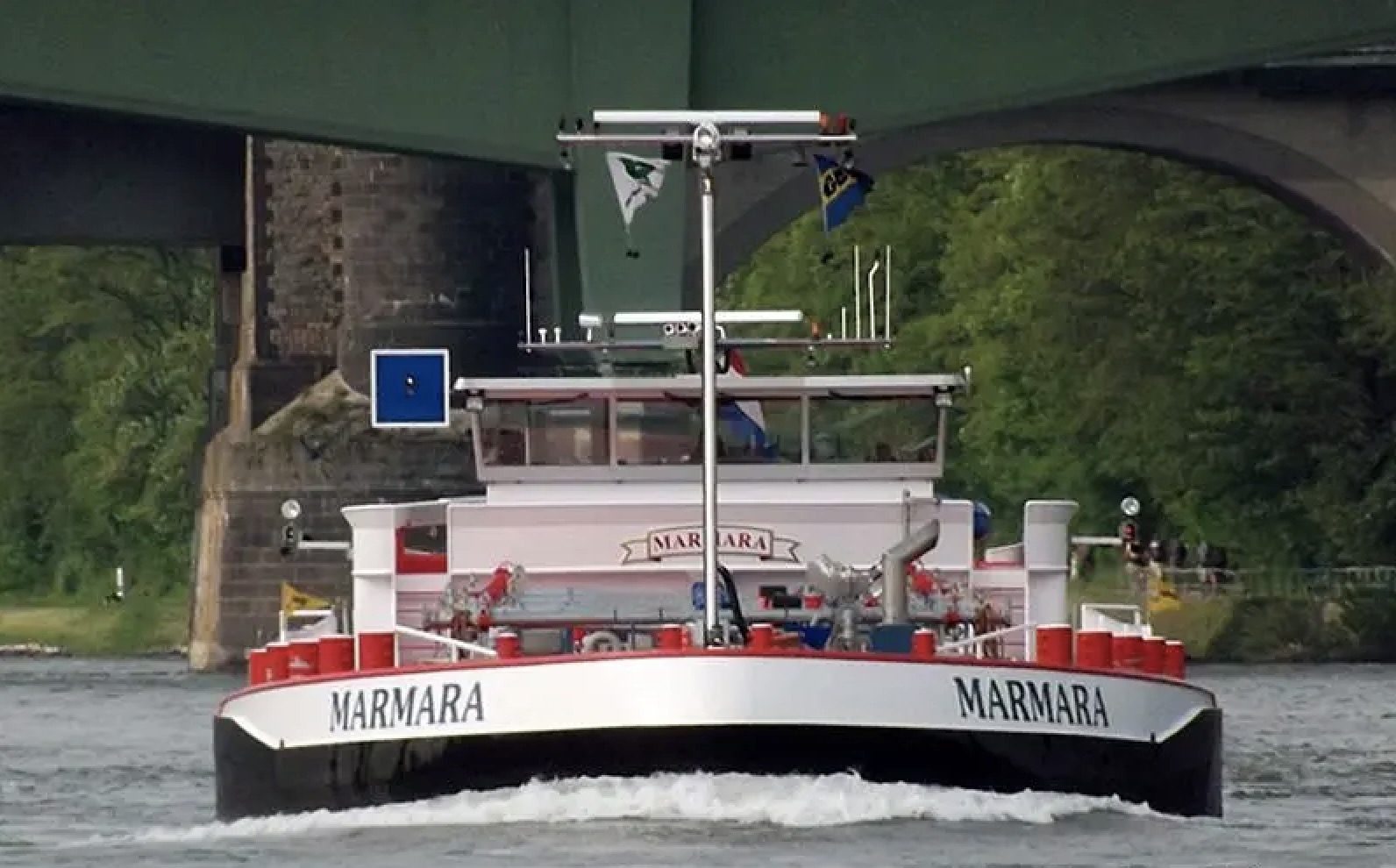 Binnenschiff mit blauer Tafel f&uuml;r eine Begegnung Steuerbord an Steuerbord auf dem Rhein