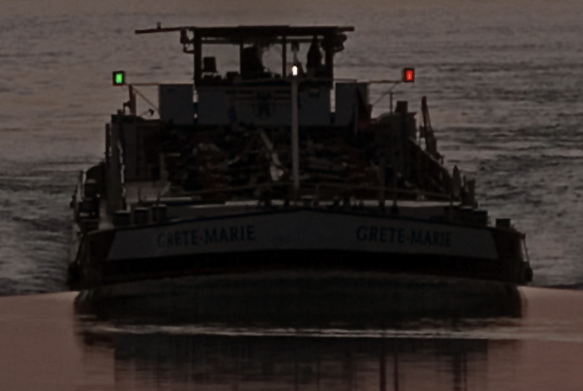 Frachtschiff bei Nacht mit gr&uuml;nen, roten und wei&szlig;en Positionslaternen