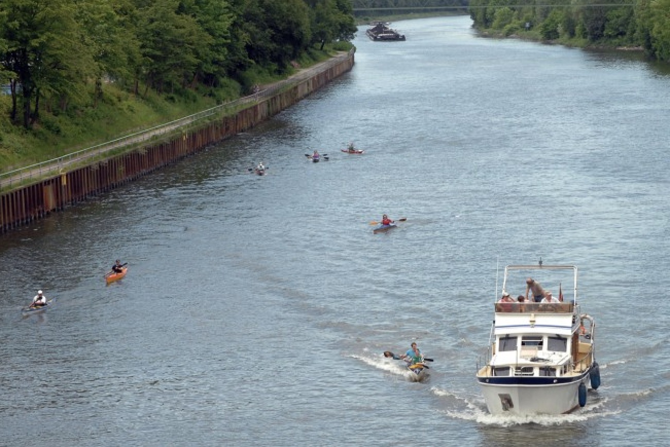 Motorboot auf dem Rhein-Herne-Kanal im Ruhrgebiet