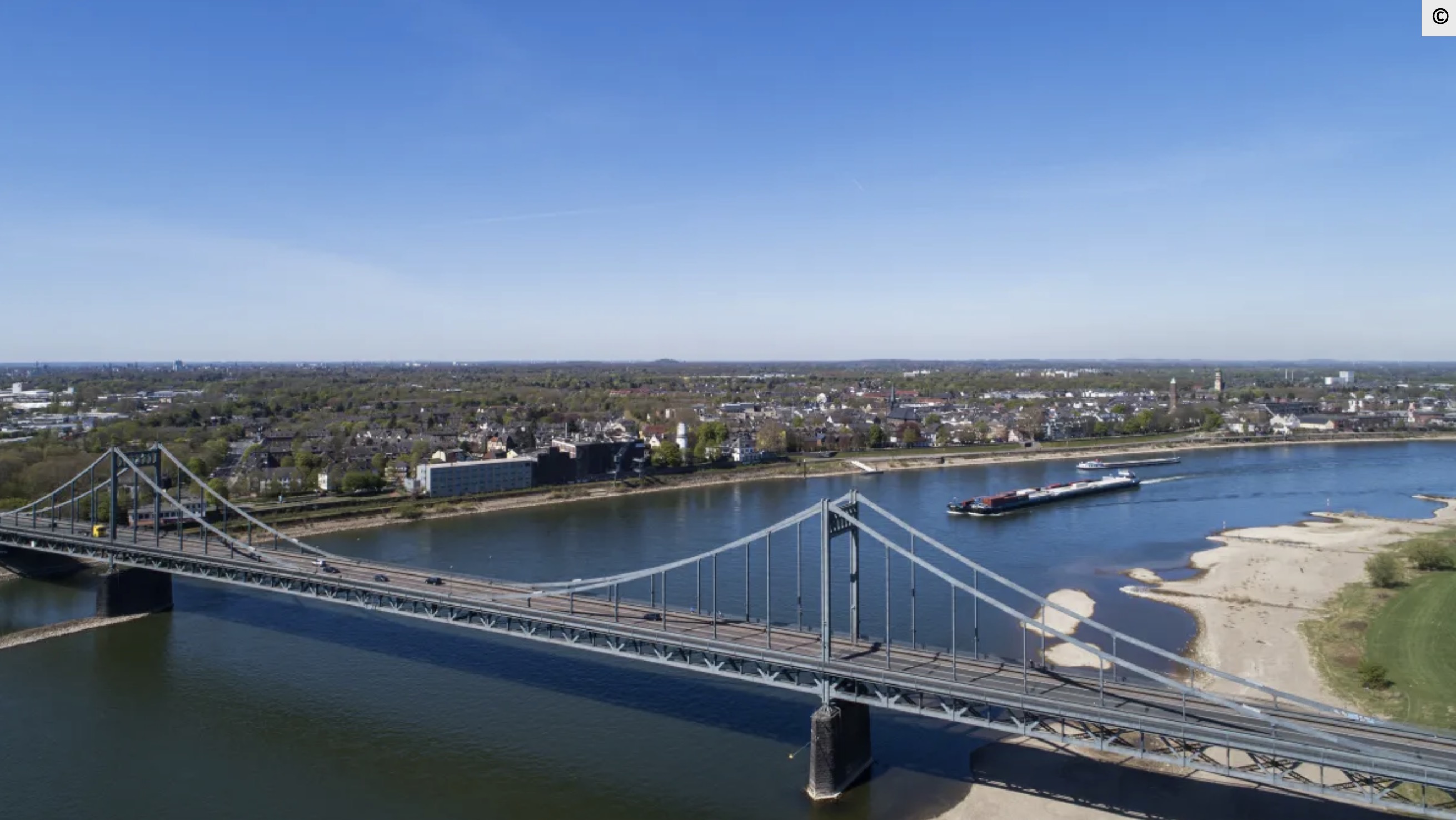 Der Rhein bei Krefeld mit Blick auf den Strom