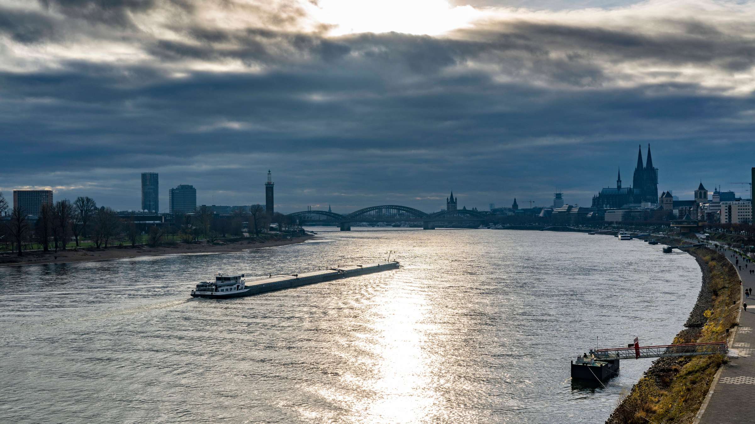 Der Rhein bei K&ouml;ln mit Frachtschiff, Hohenzollernbr&uuml;cke und Dom