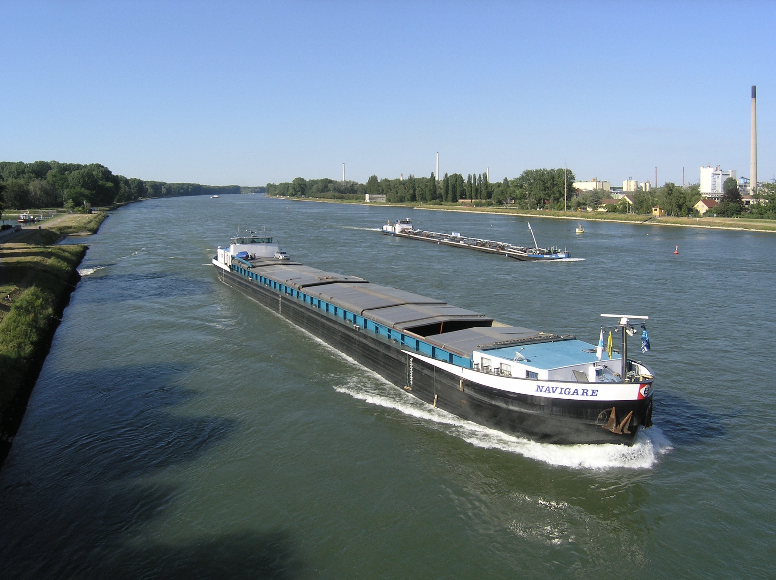 Frachtschiff in voller Fahrt auf dem Rhein