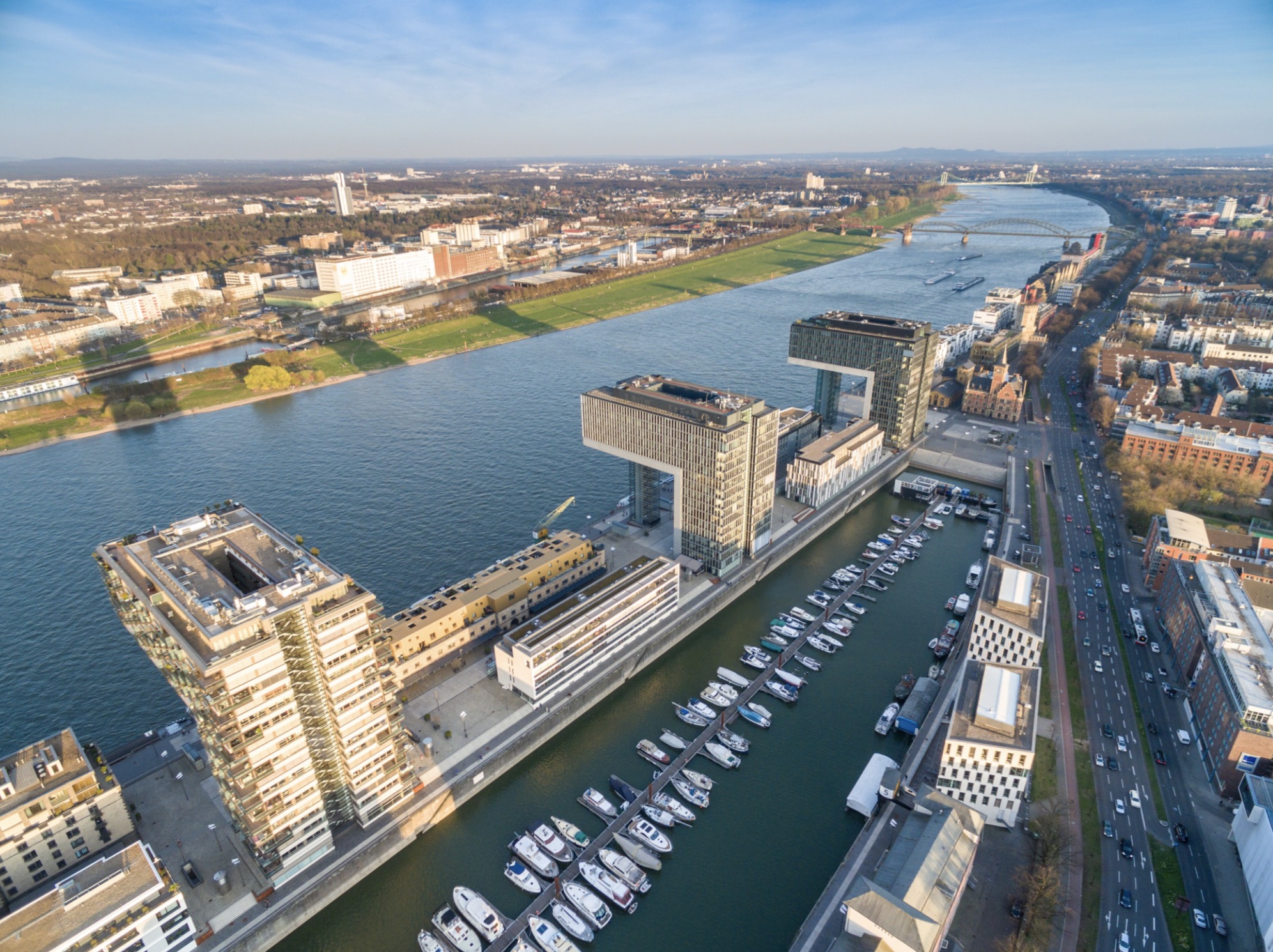 Rheinauhafen K&ouml;ln mit den Kranh&auml;usern und Sportboothafen
