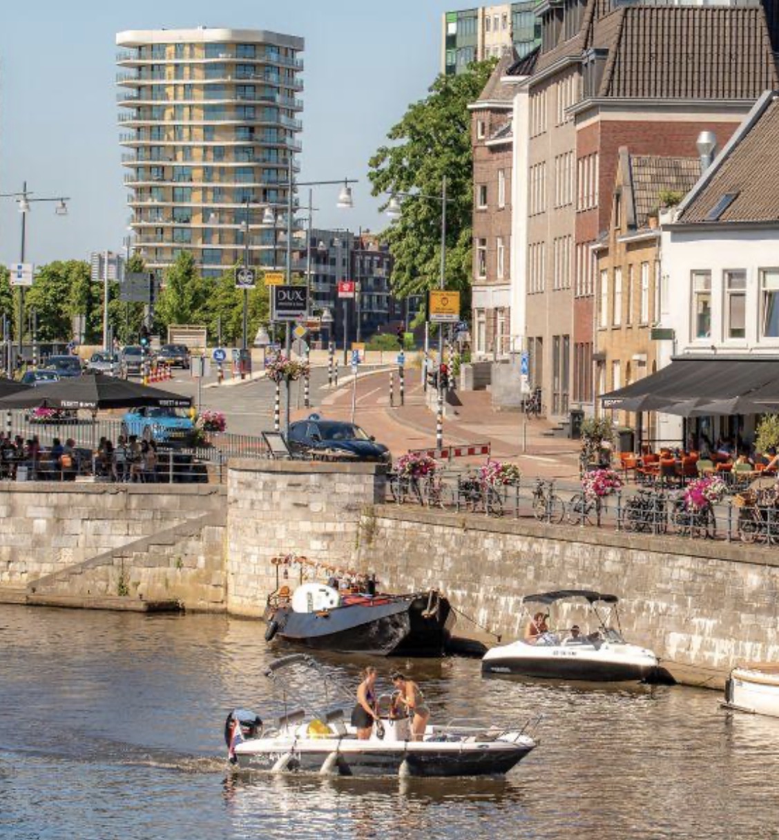 Motorboot vor Stadtkulisse