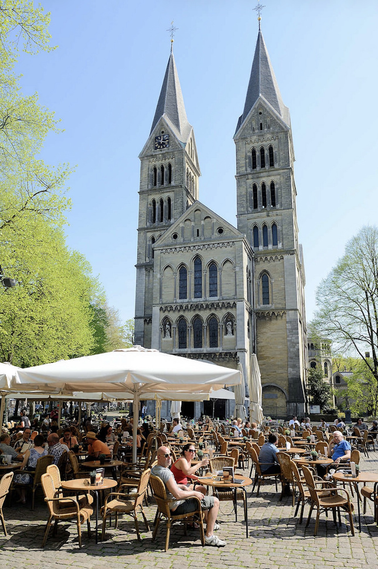 Stra&szlig;encaf&eacute; am Munsterplein in Roermond
