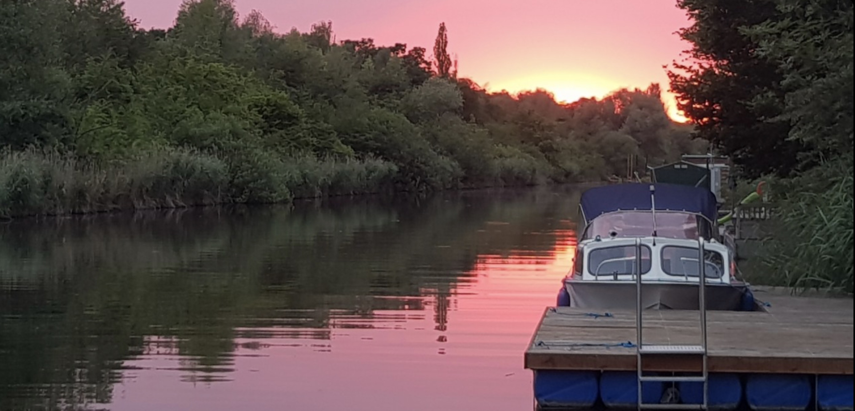 Motorboote in einer kleinen Marina an der Saale