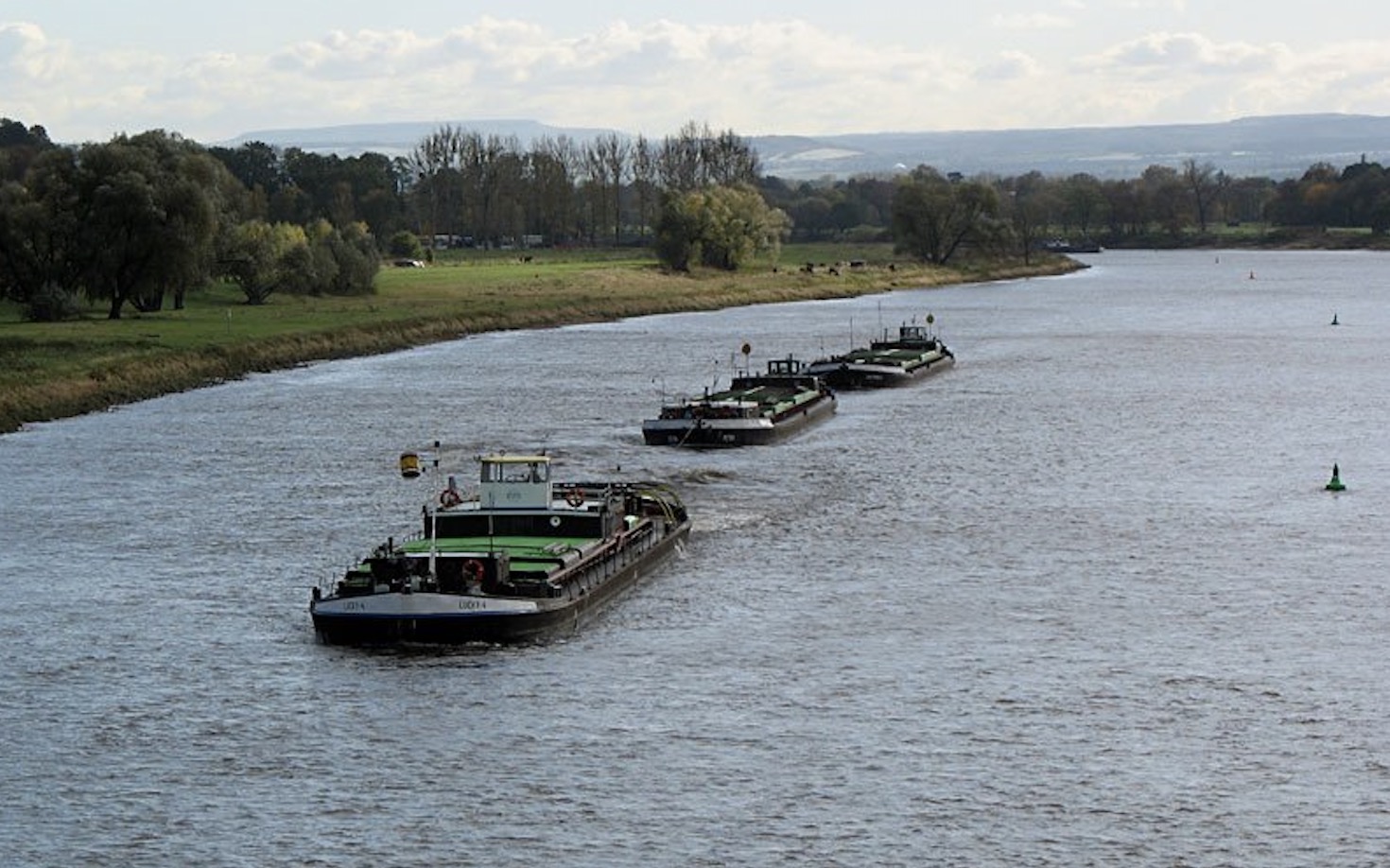 Schleppverband mit mehreren Anh&auml;ngen auf dem Fluss