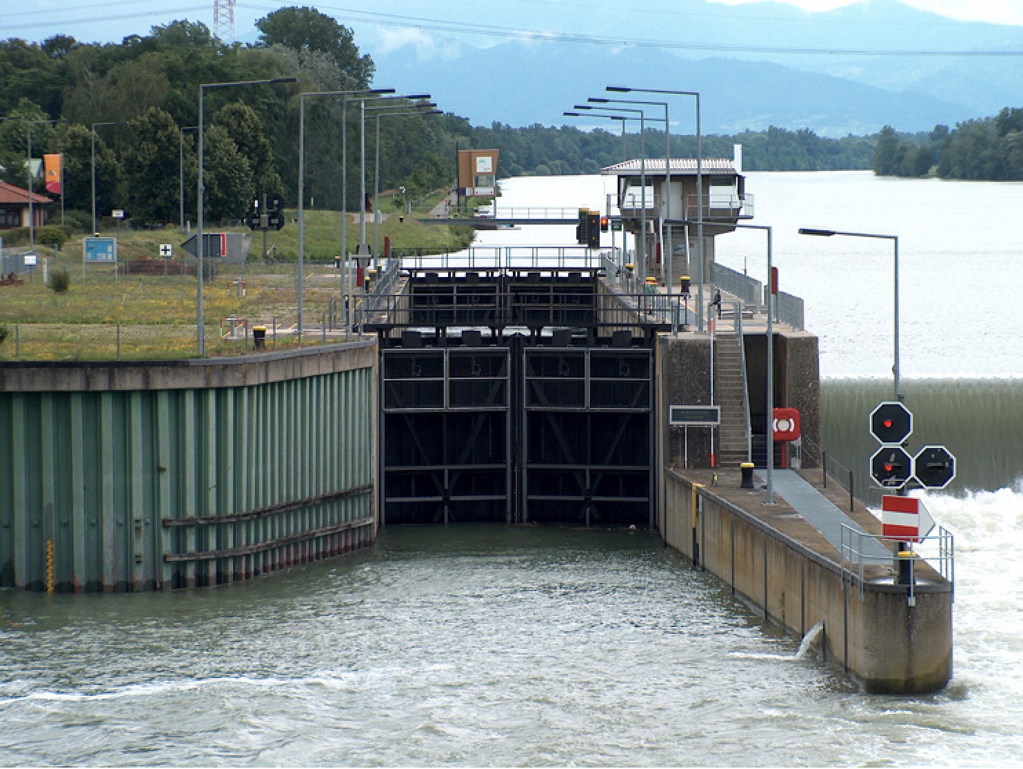 Schleuse Breisach am Grand Canal d'Alsace aus der Luft