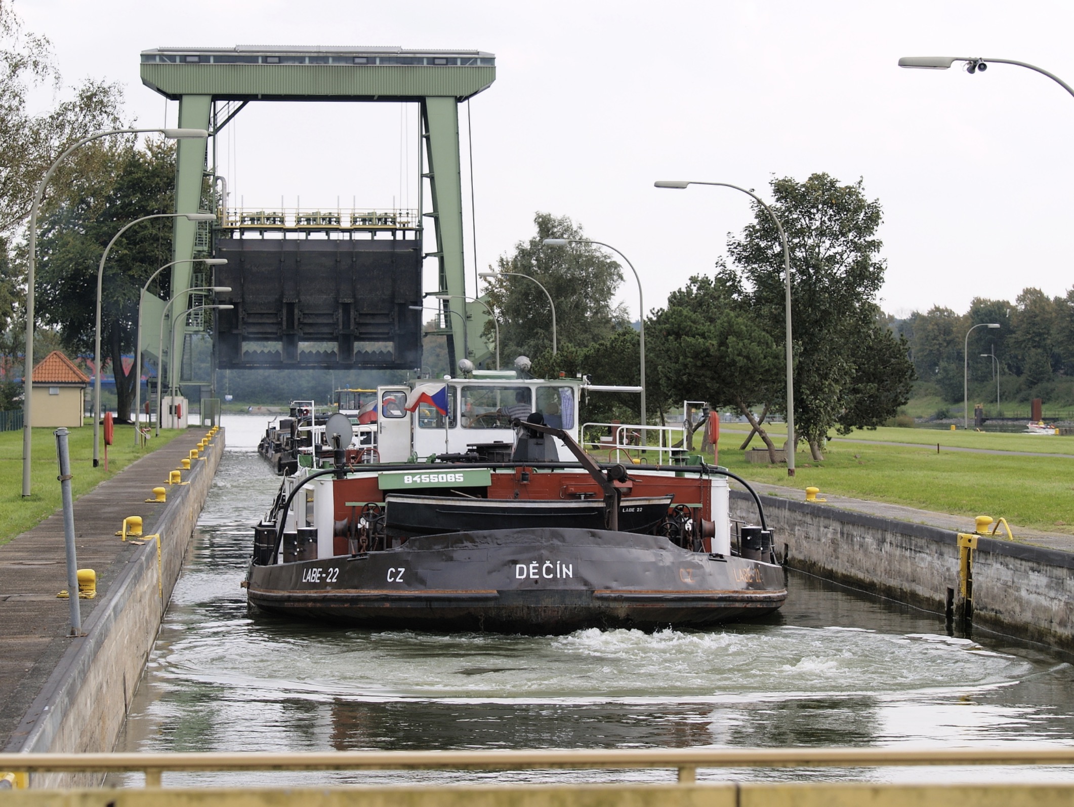 Frachtschiff in einer Kanalschleuse im Ruhrgebiet