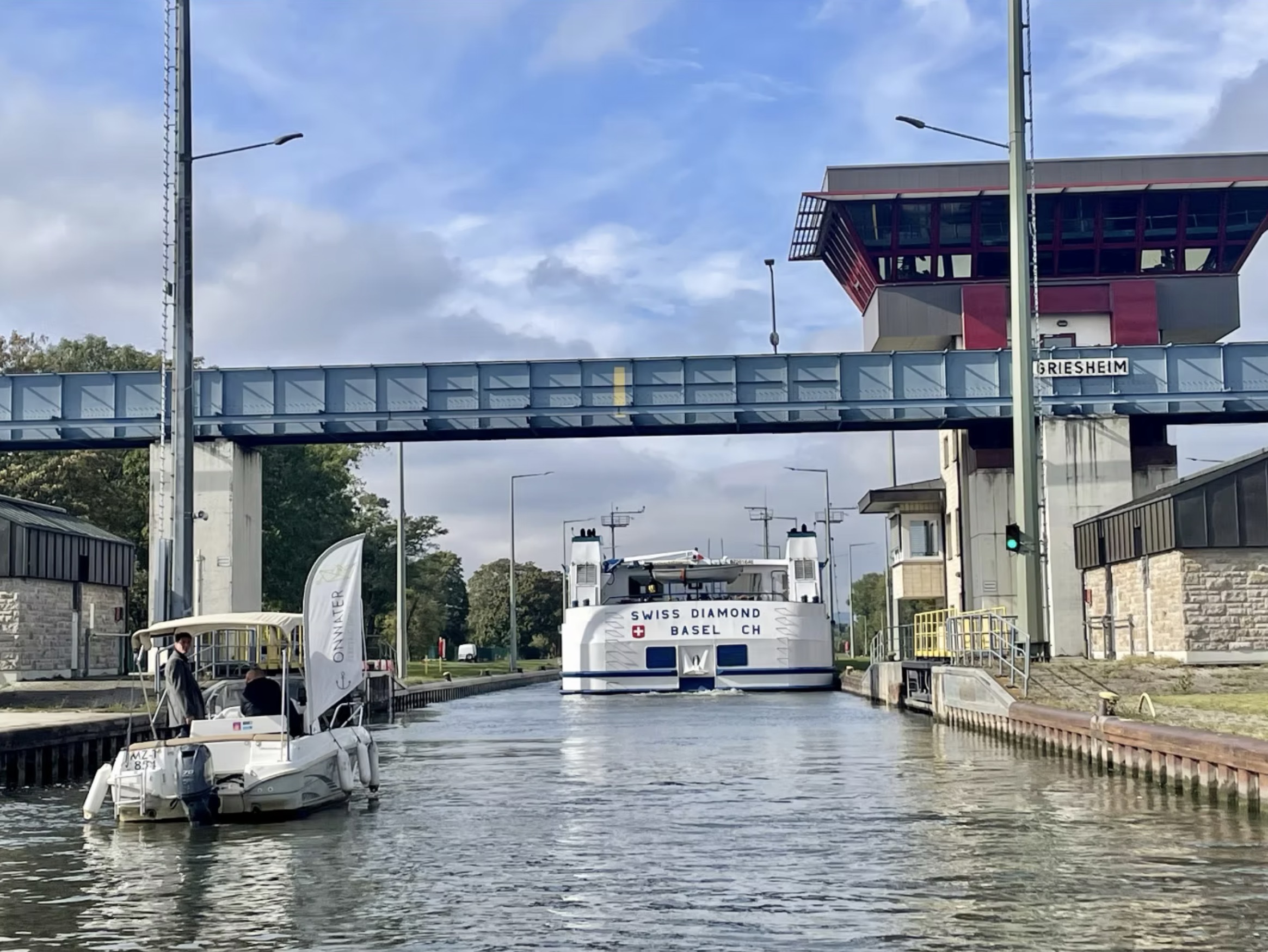 Fahrgastschiff und Sportboot in der Schleuse Griesheim am Main