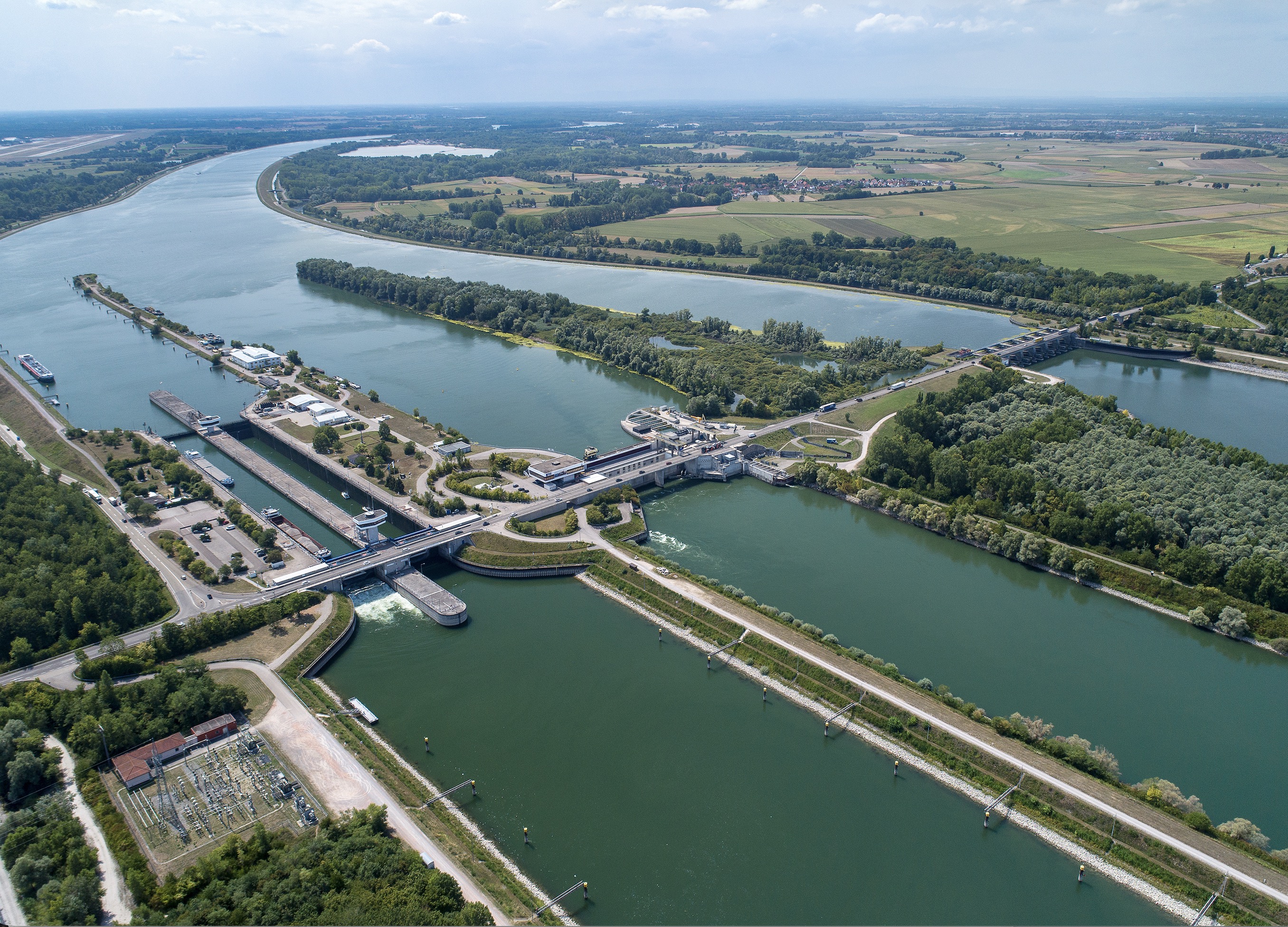 Staustufe mit Wehr, Wasserkraftwerk und Schleuse am Oberrhein