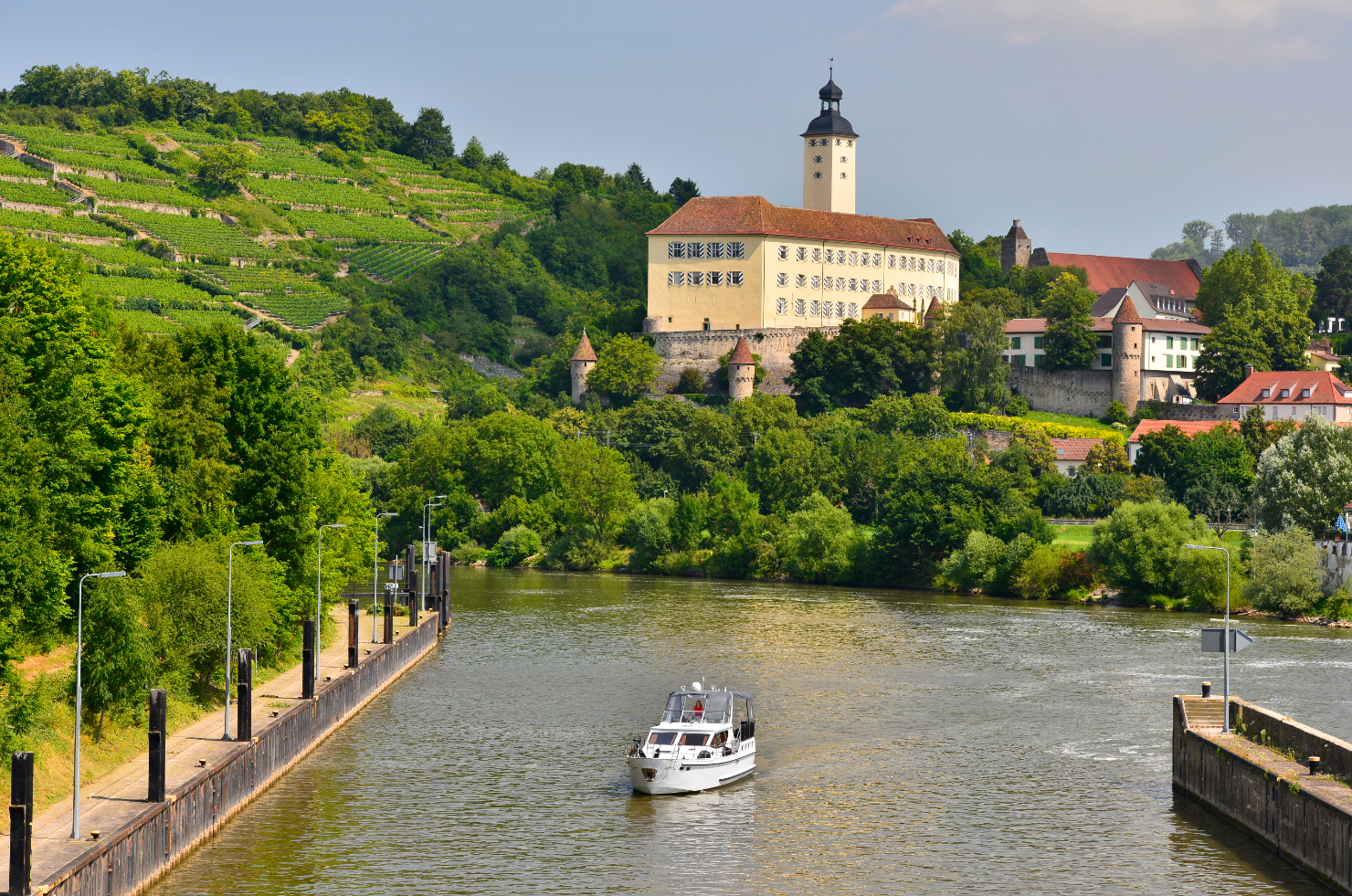 Motoryacht beim Einlaufen in den Schleusenkanal Gundelsheim mit Schloss Horneck im Hintergrund